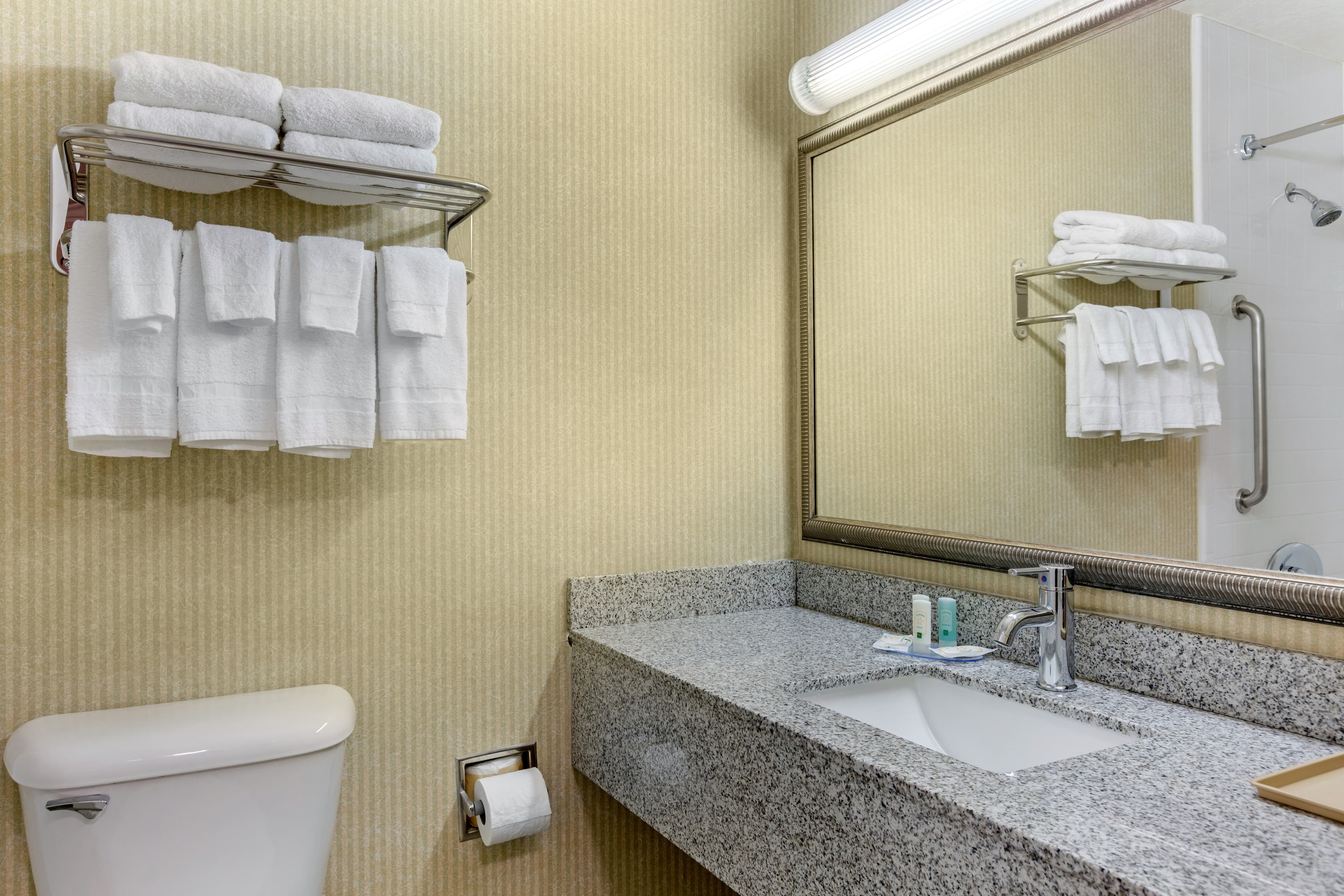 Quality Inn & Suites Oceanside Near Camp Pendleton — 18