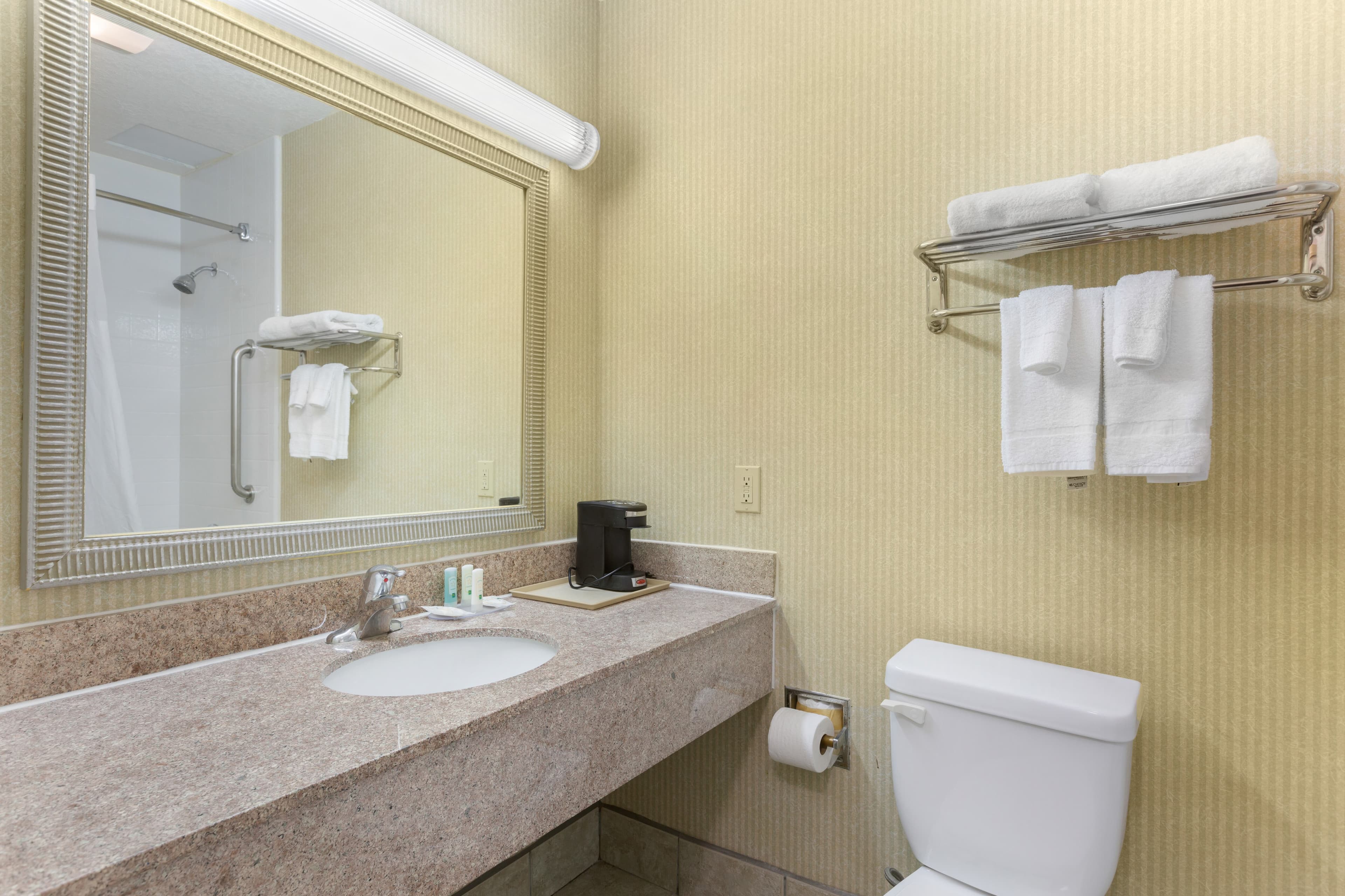 Quality Inn & Suites Oceanside Near Camp Pendleton — 28