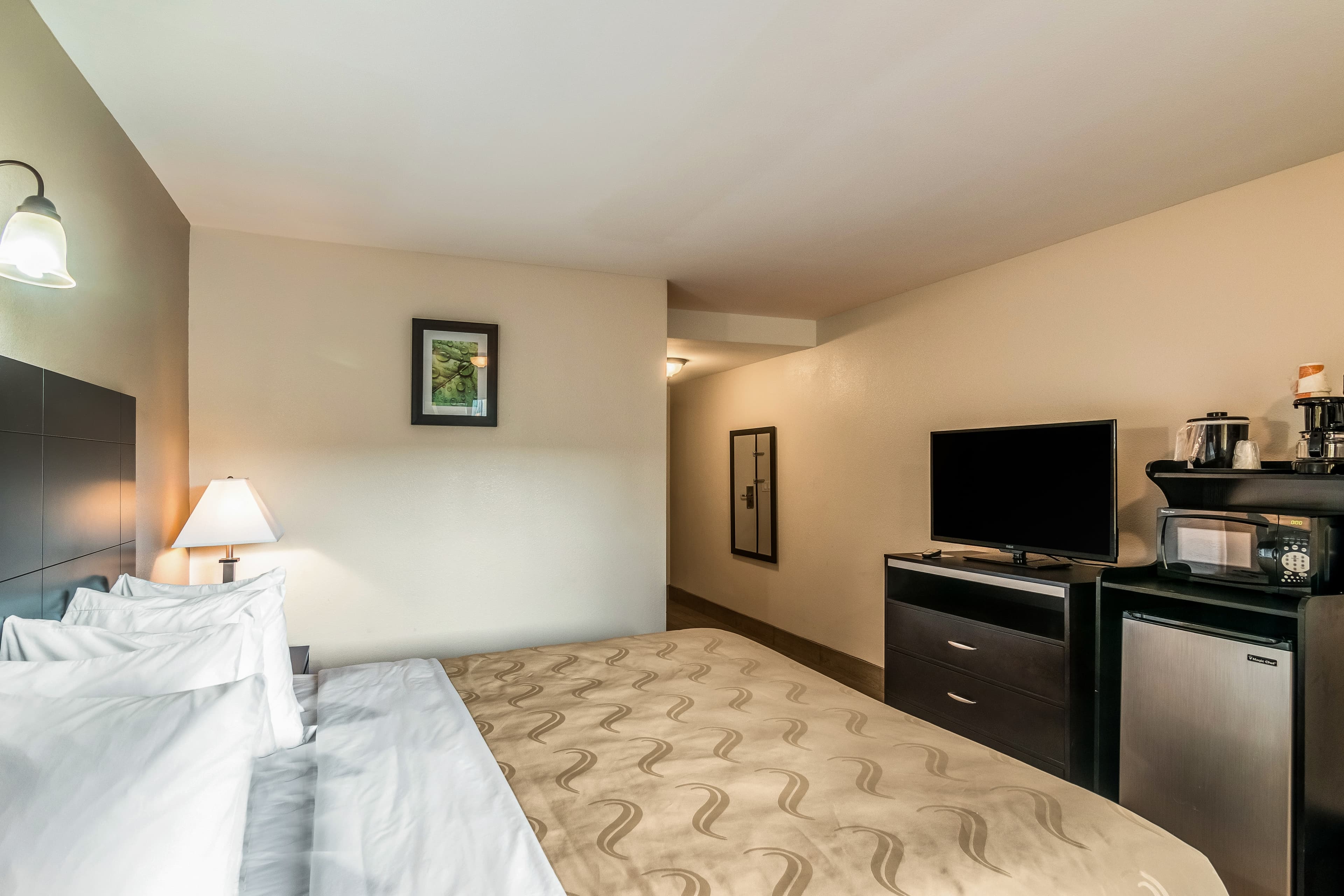 Quality Inn & Suites near Downtown Bakersfield - Image 3