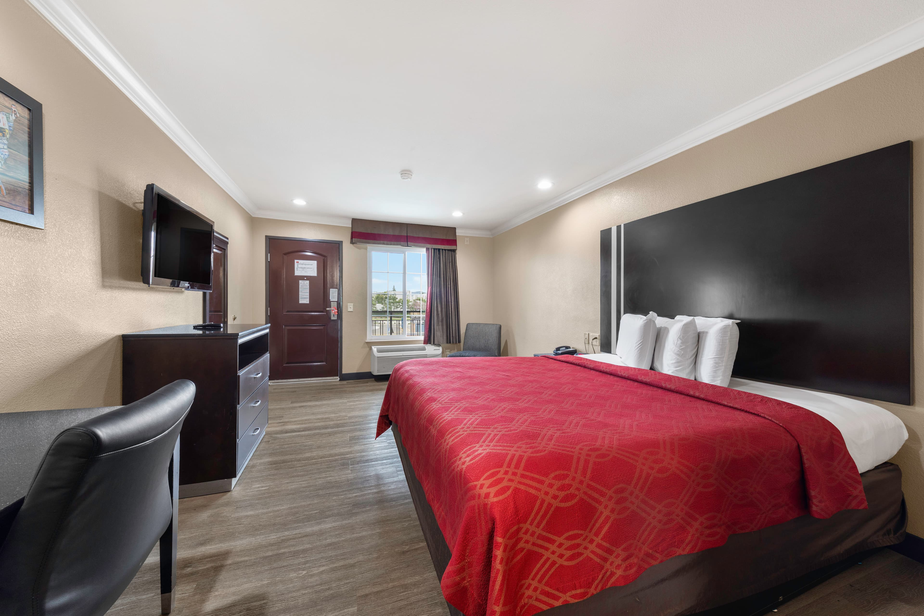 Econo Lodge Inn & Suites Escondido Downtown - Image 3