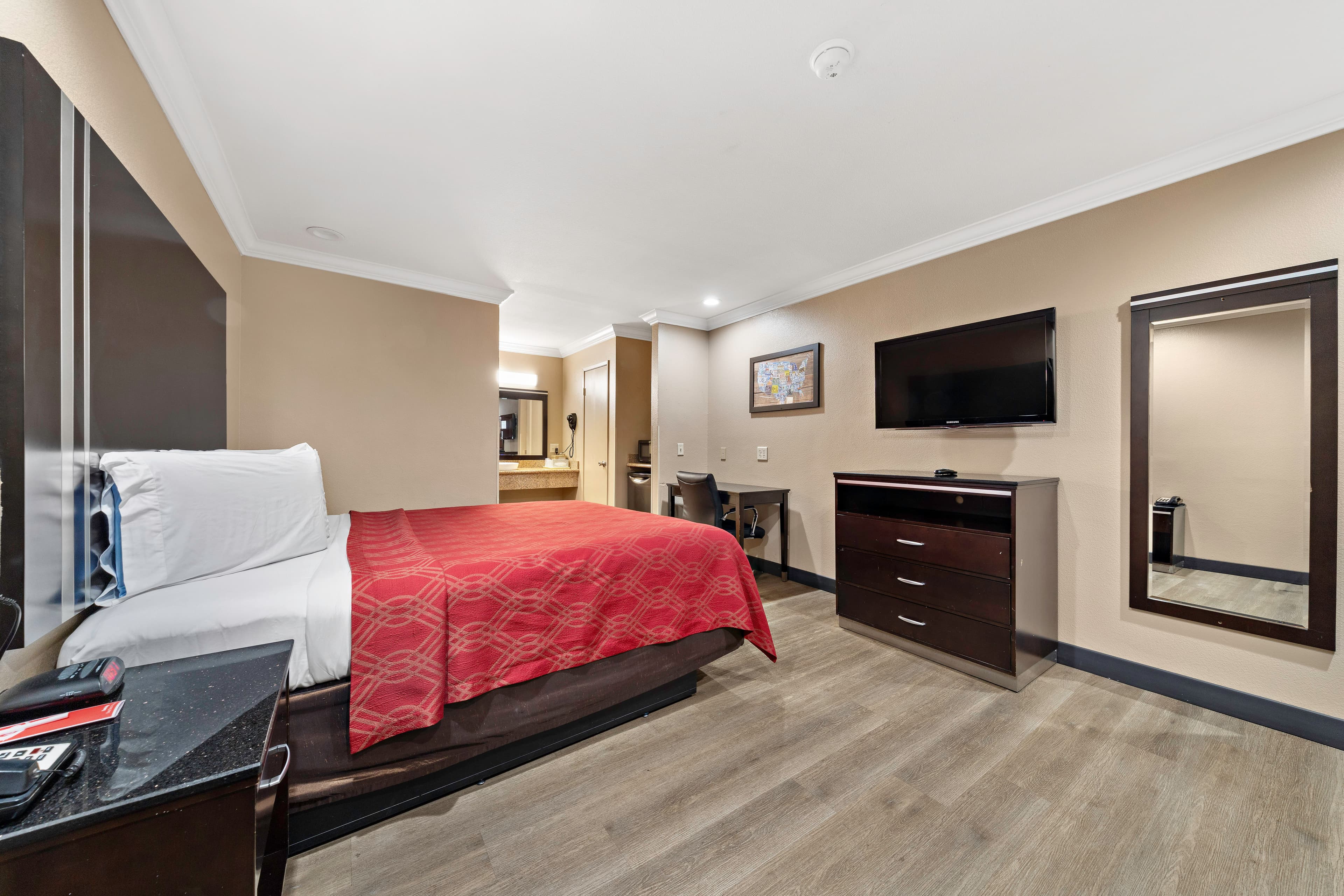 Econo Lodge Inn & Suites Escondido Downtown — 10