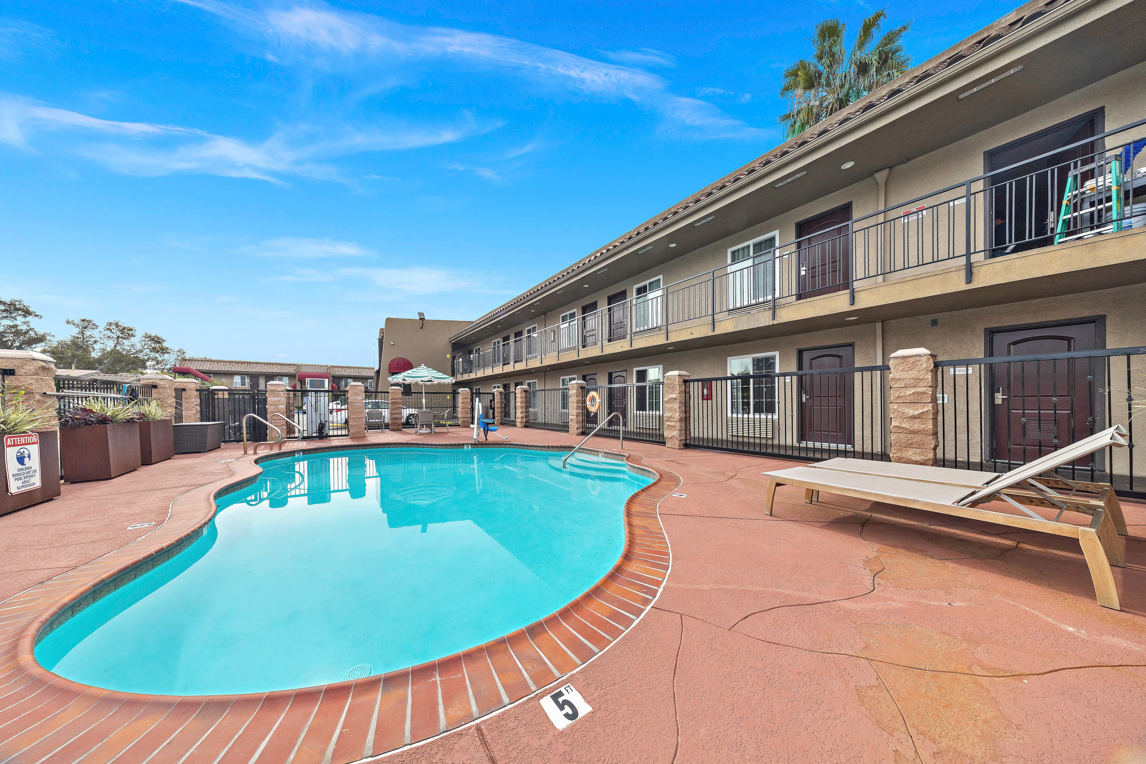 Econo Lodge Inn & Suites Escondido Downtown - Image 1