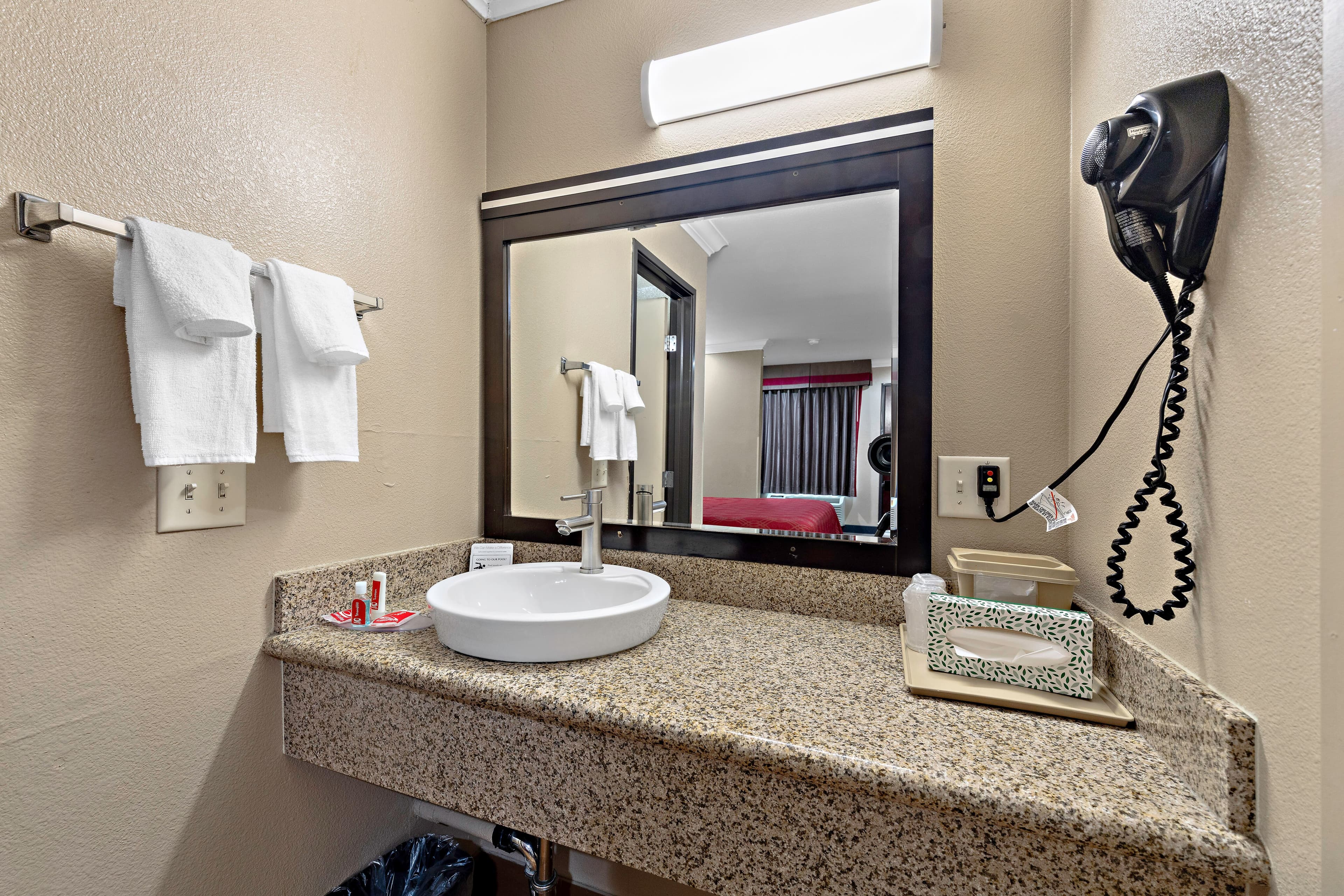 Econo Lodge Inn & Suites Escondido Downtown - Image 4