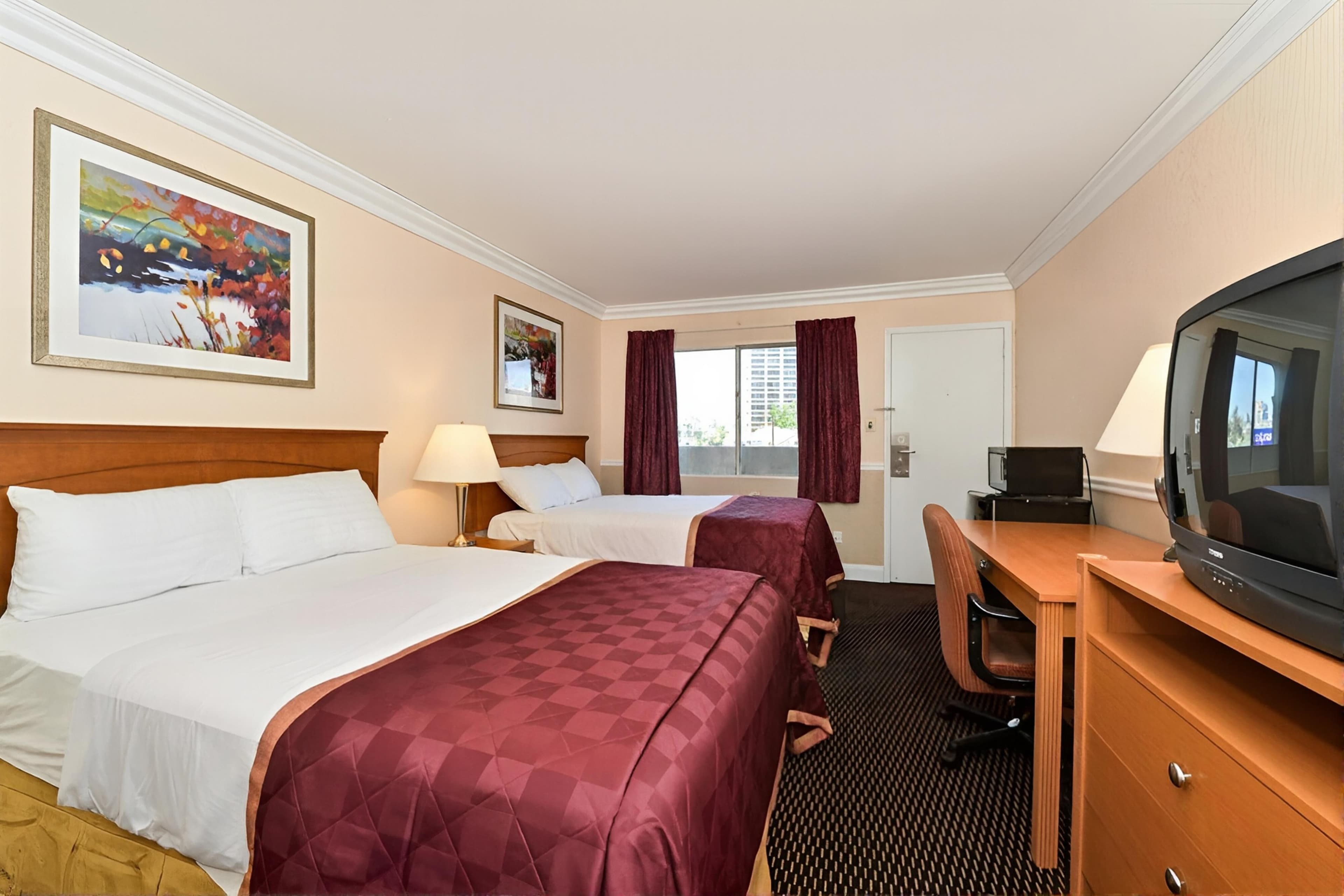 Econo Lodge Oakland Lake Merritt Area - Image 2