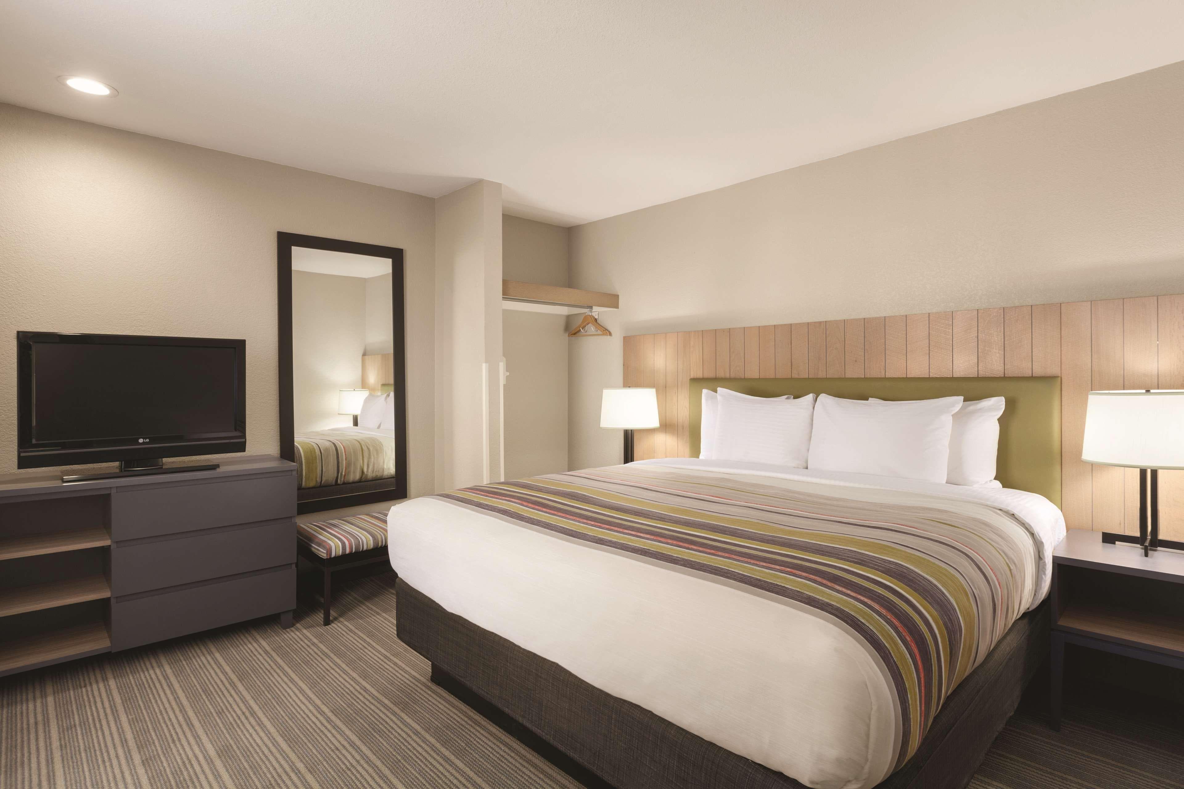 Country Inn & Suites by Radisson, Bakersfield, CA - Image 4