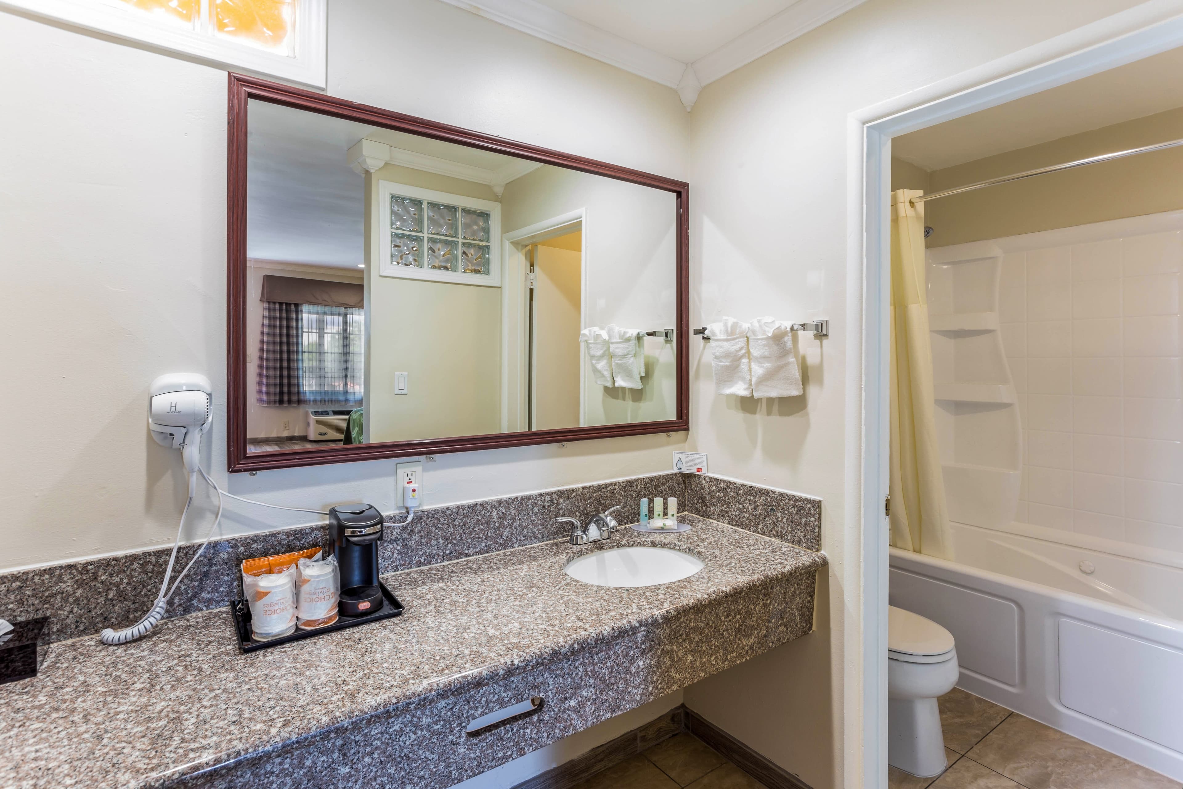 Quality Inn Escondido San Diego North County - Image 5