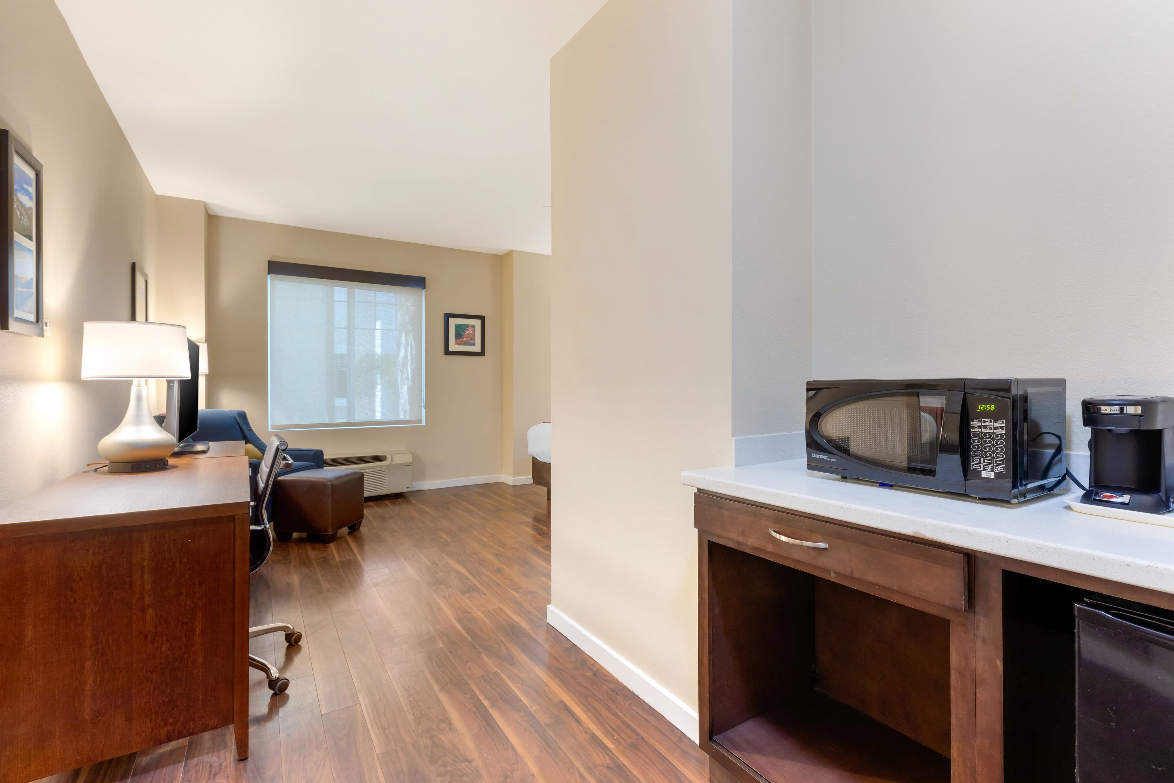 Comfort Inn & Suites Near Ontario Airport - Image 4