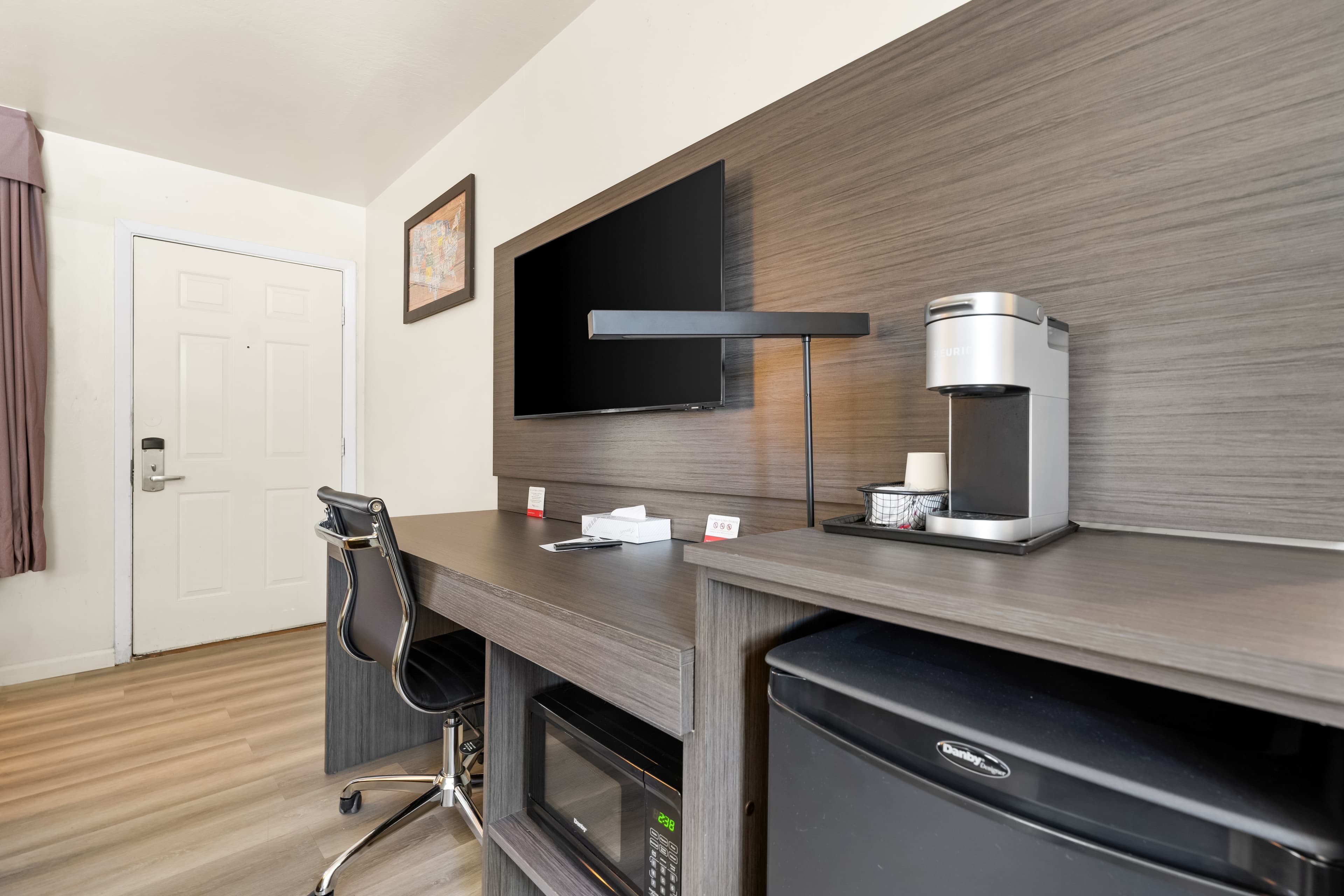 Econo Lodge Inn & Suites Heavenly Village Area - Image 3