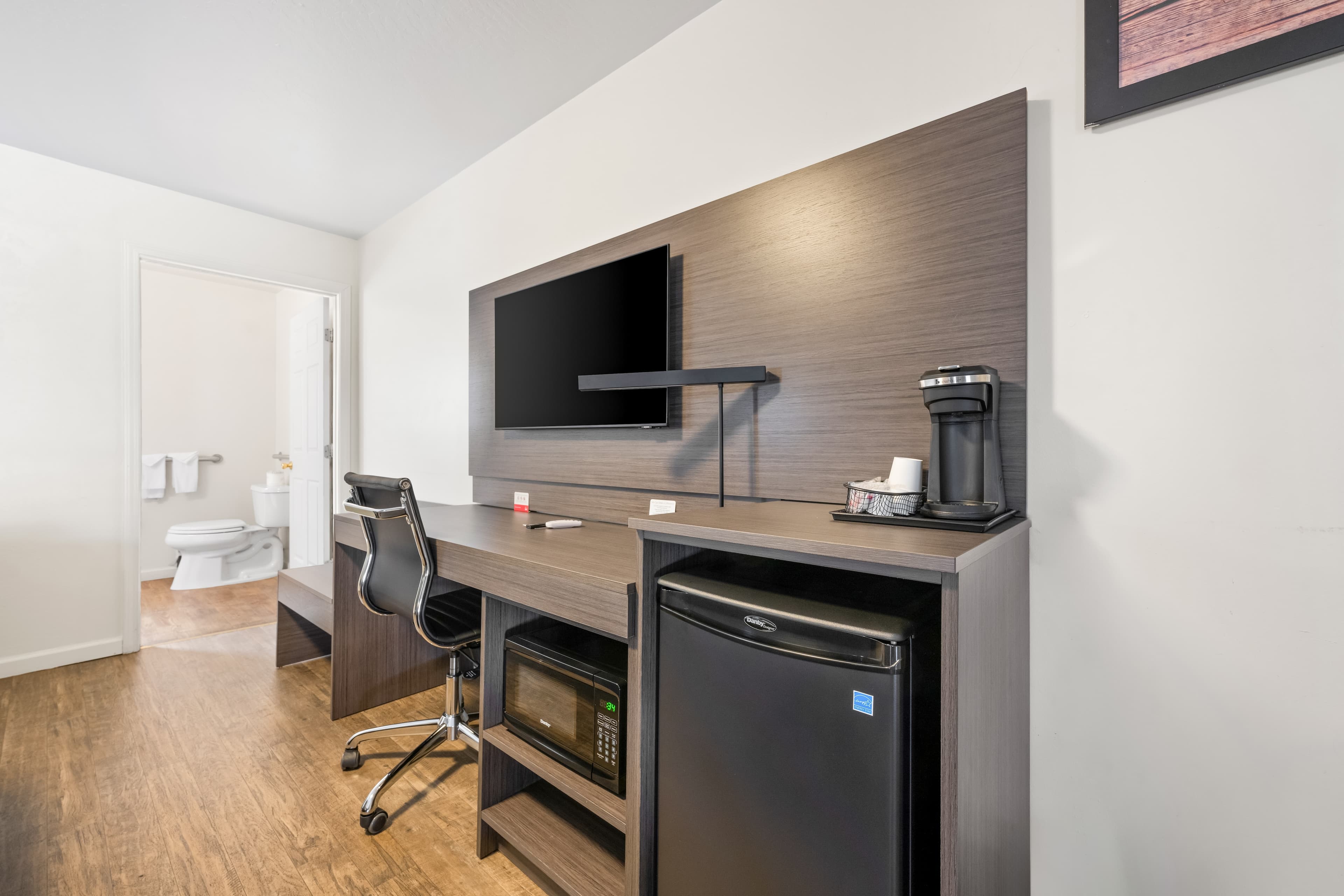 Econo Lodge Inn & Suites Heavenly Village Area - Image 2