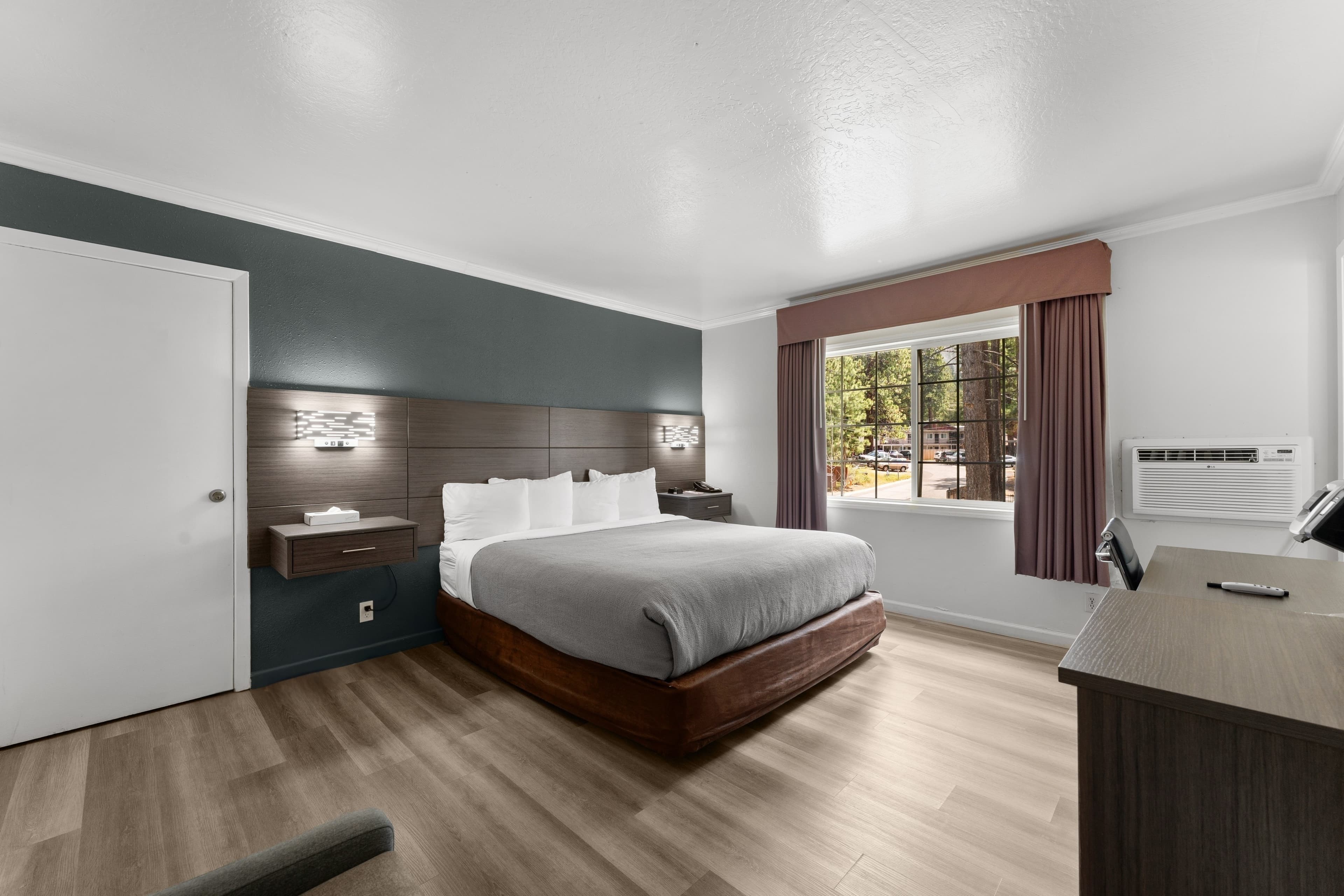 Econo Lodge Inn & Suites Heavenly Village Area — 14