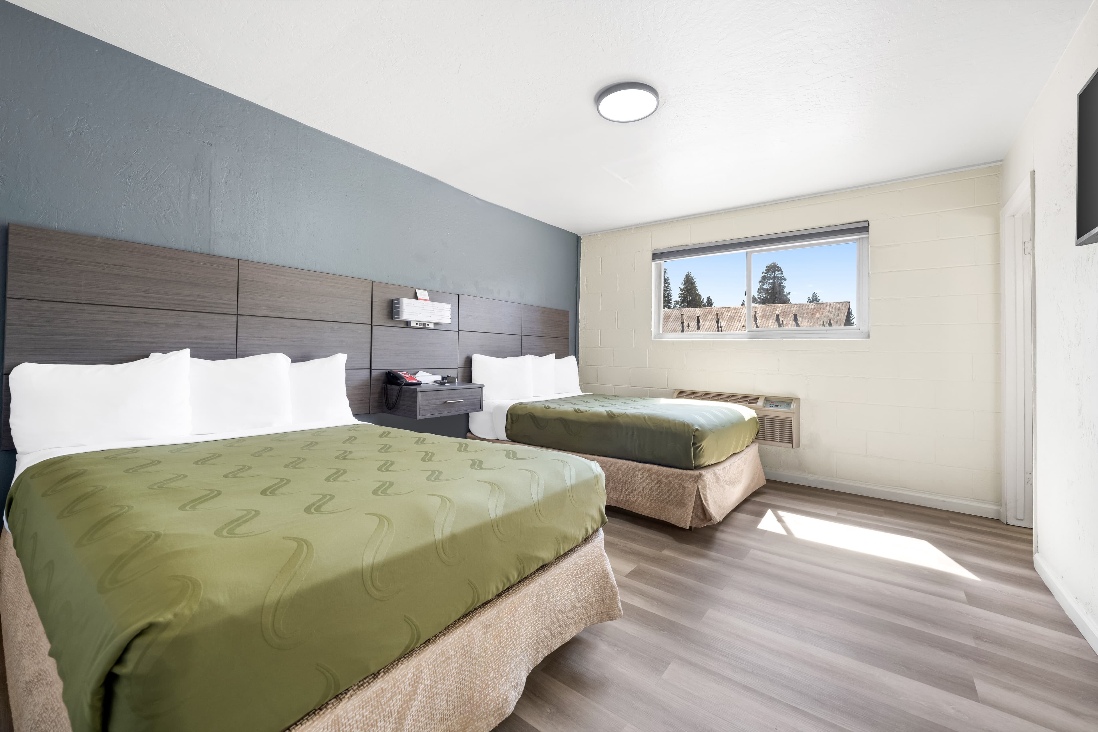 Econo Lodge Inn & Suites Heavenly Village Area — 8