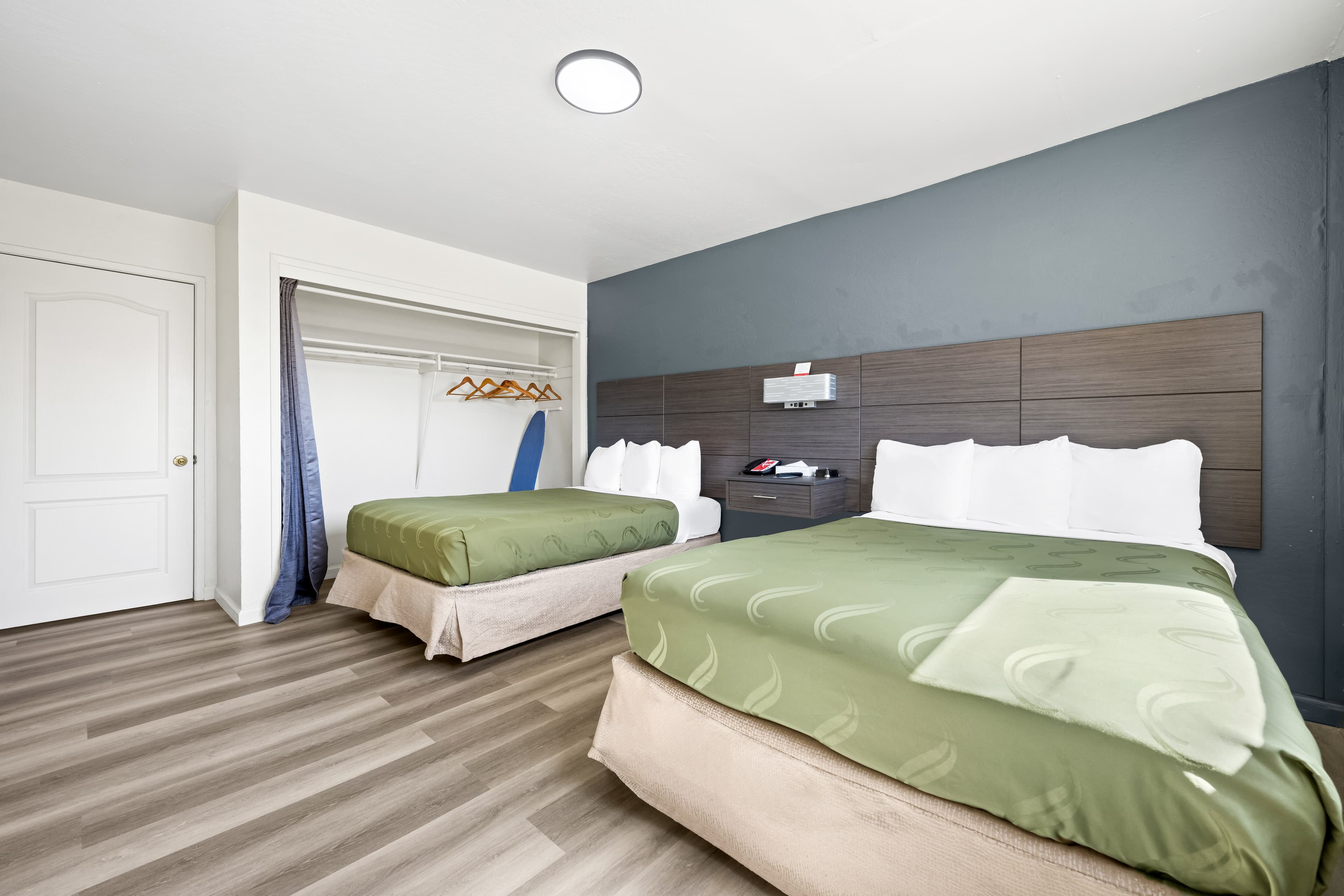 Econo Lodge Inn & Suites Heavenly Village Area — 9