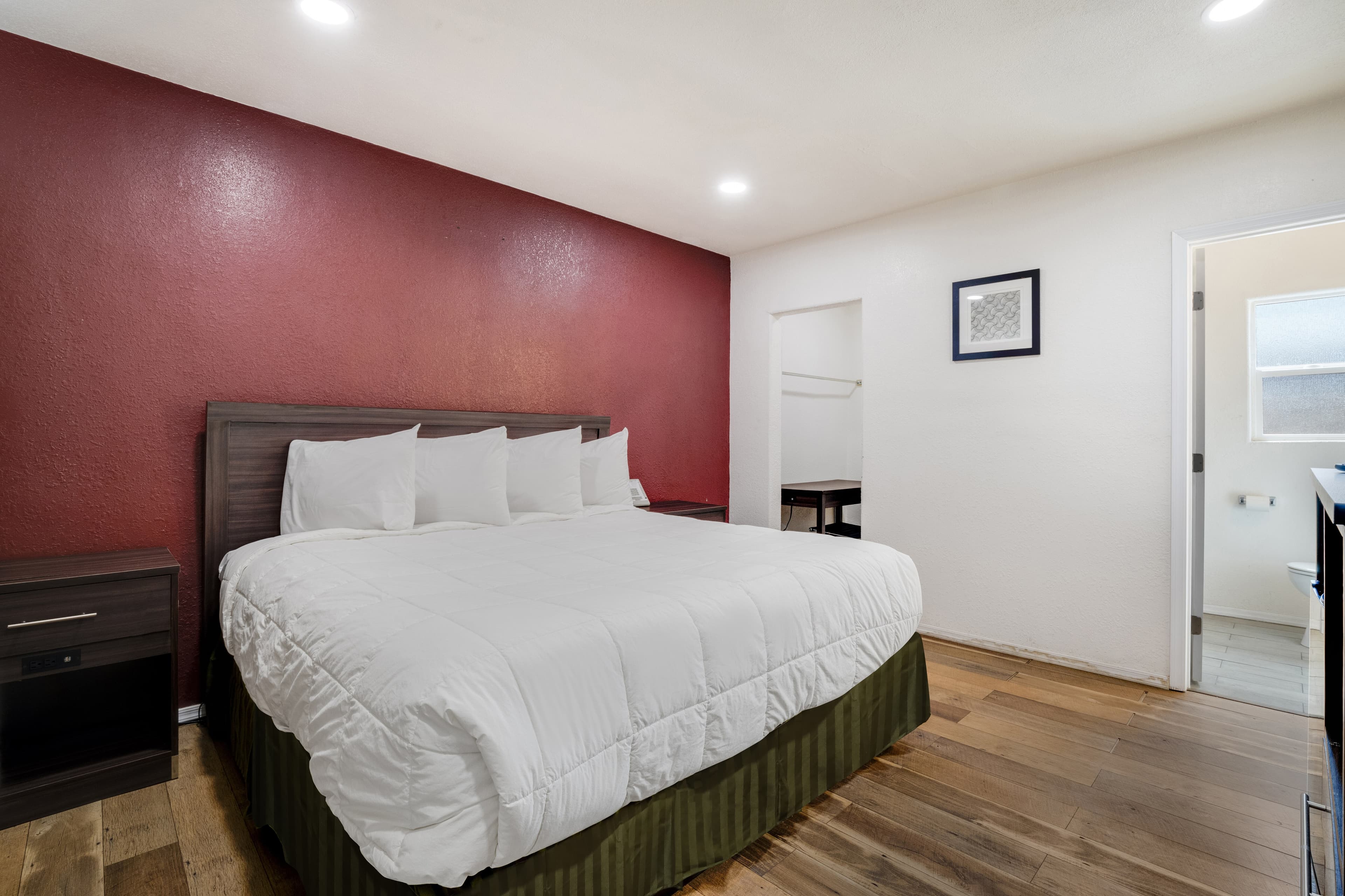 Econo Lodge Needles - Image 1