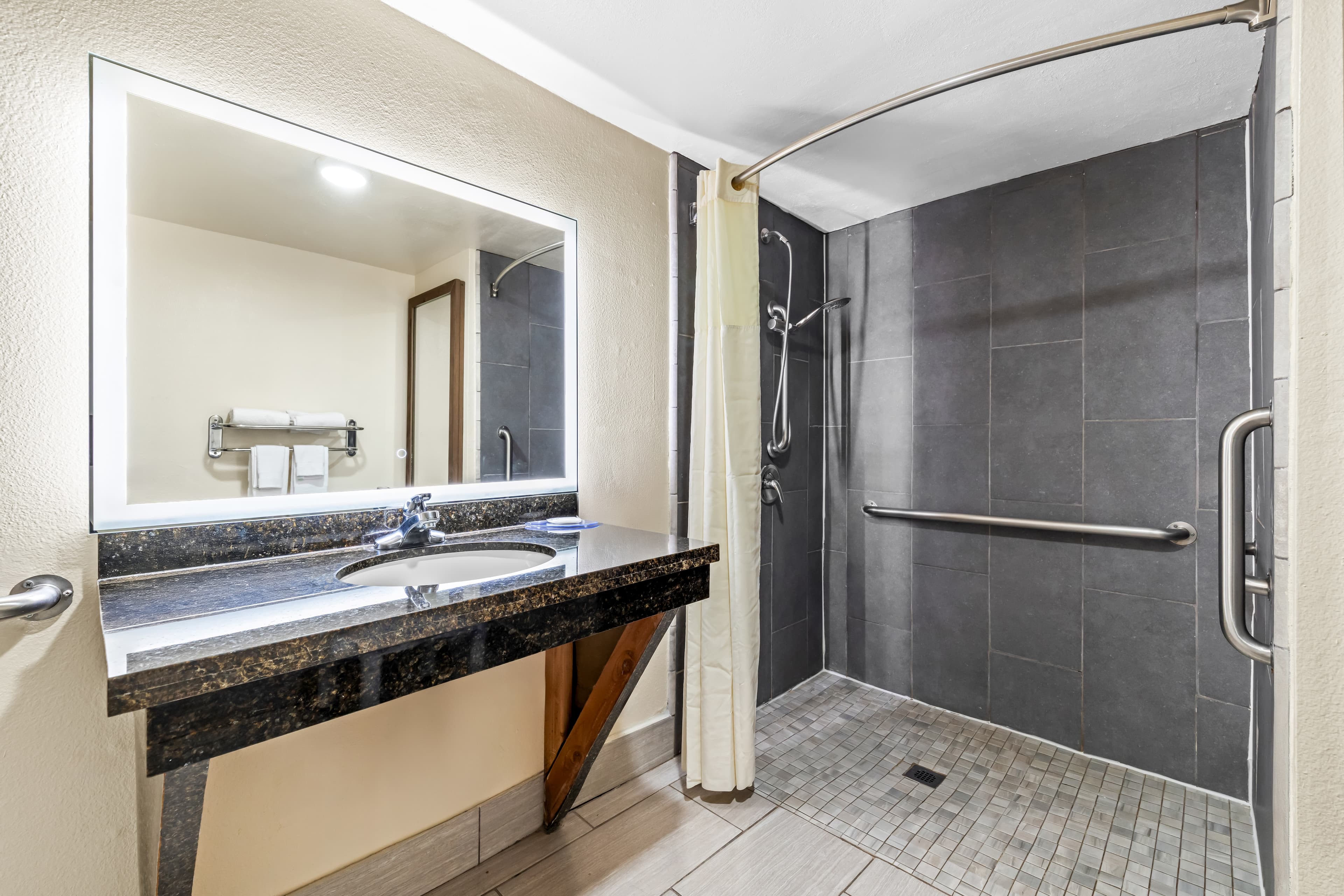 Quality Inn & Suites Victorville - Hesperia — 13
