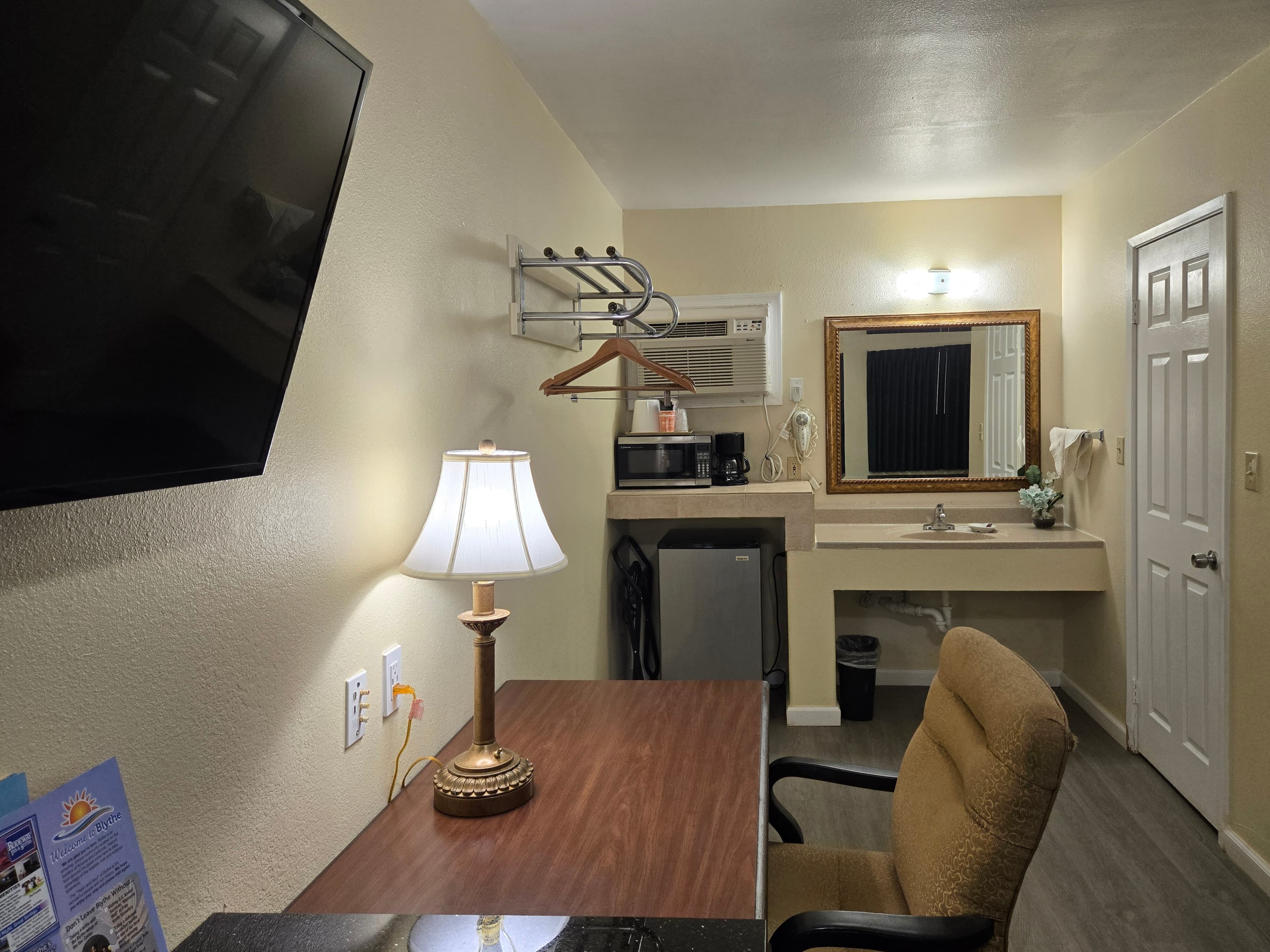Rodeway Inn & Suites Blythe I-10 — 20