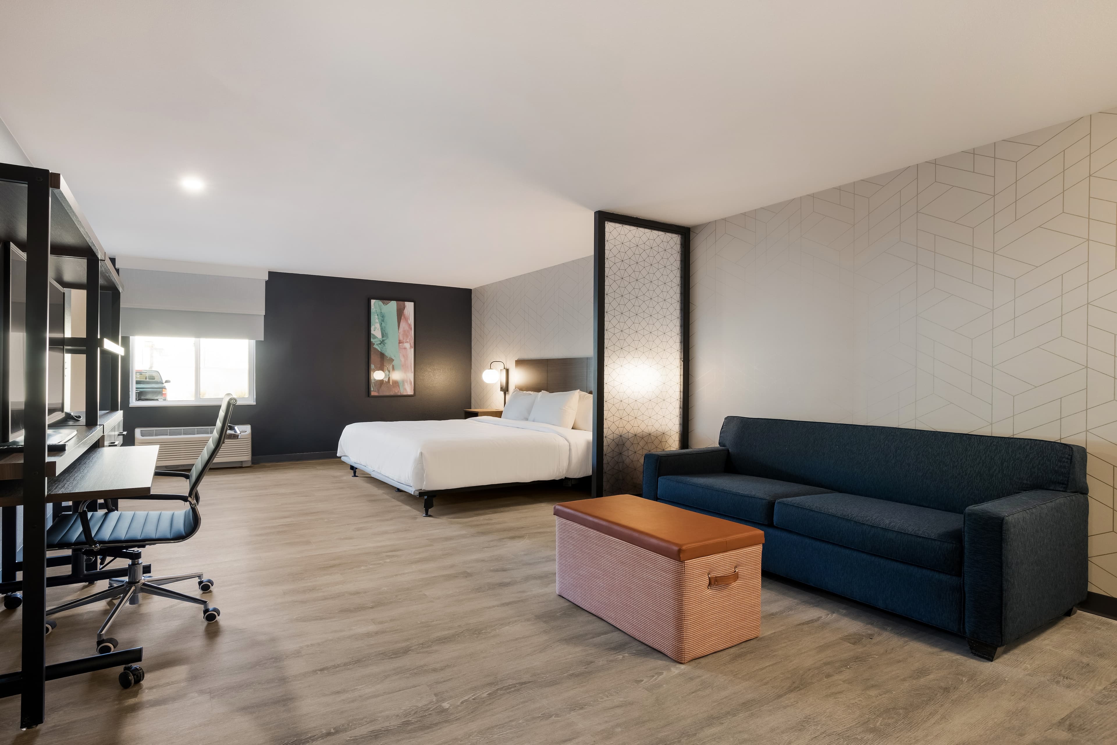 Everhome Suites Corona - Image 2