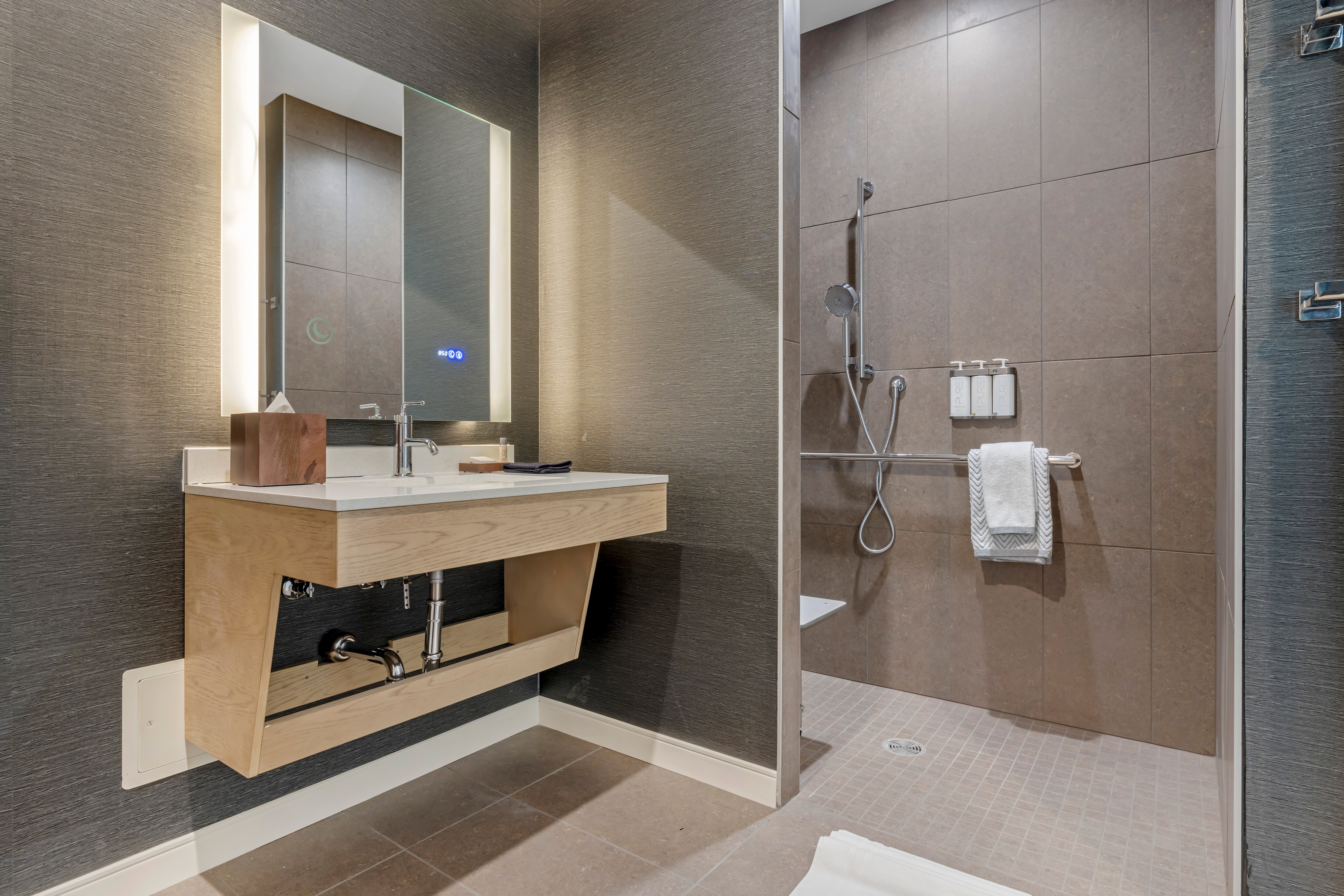 Cambria Hotel Burbank Airport - Image 4