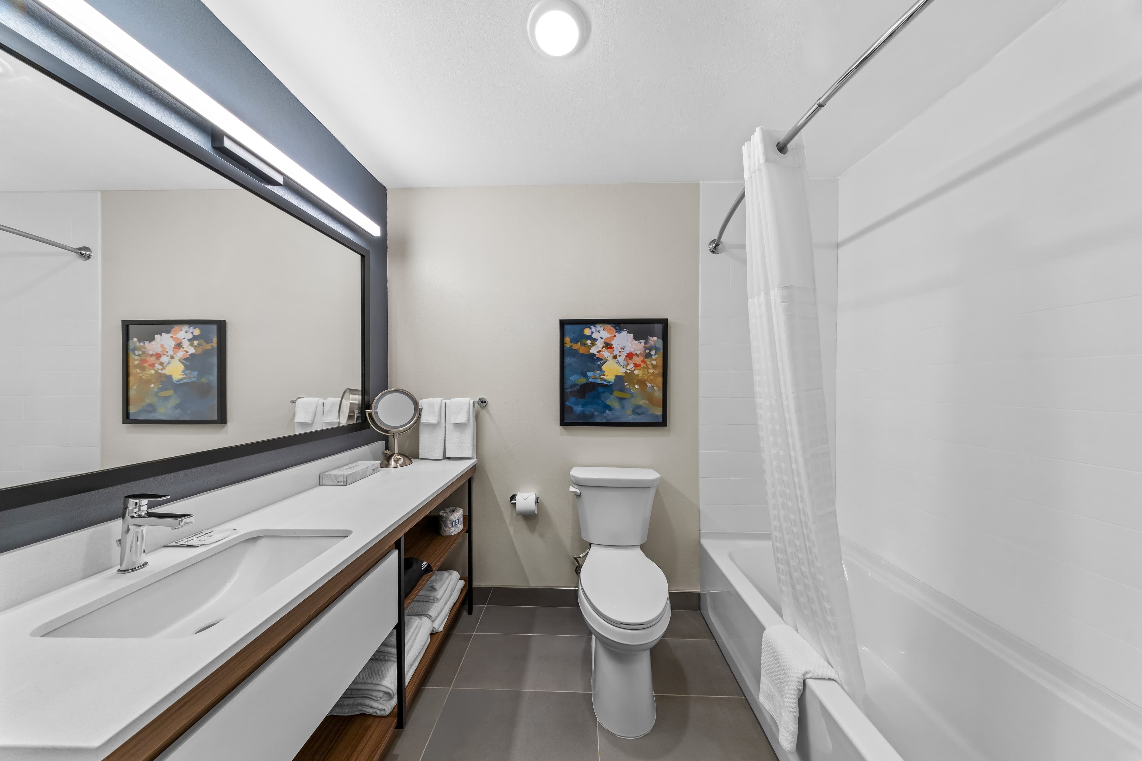 Everhome Suites Ontario — 23