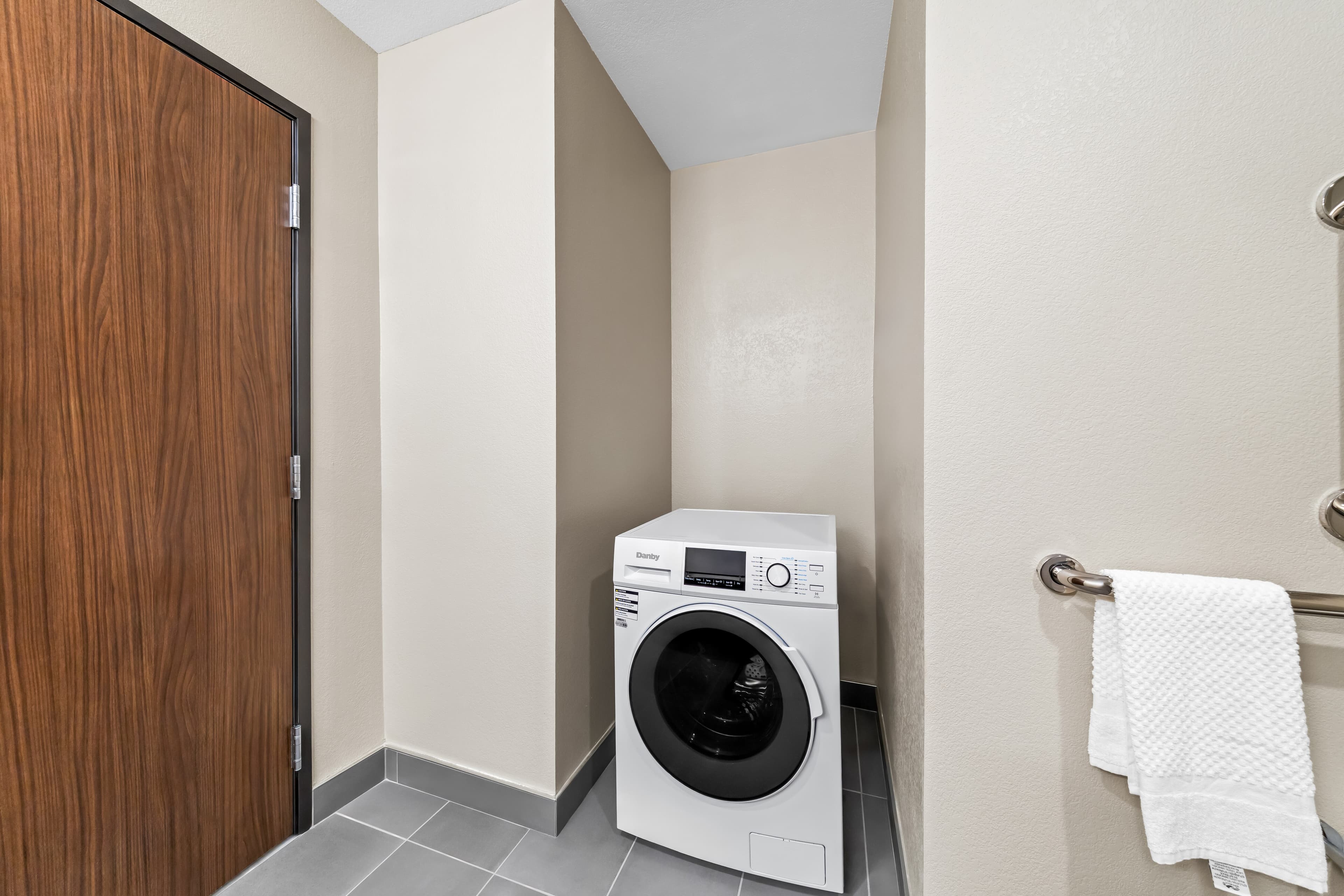 Everhome Suites Ontario — 29