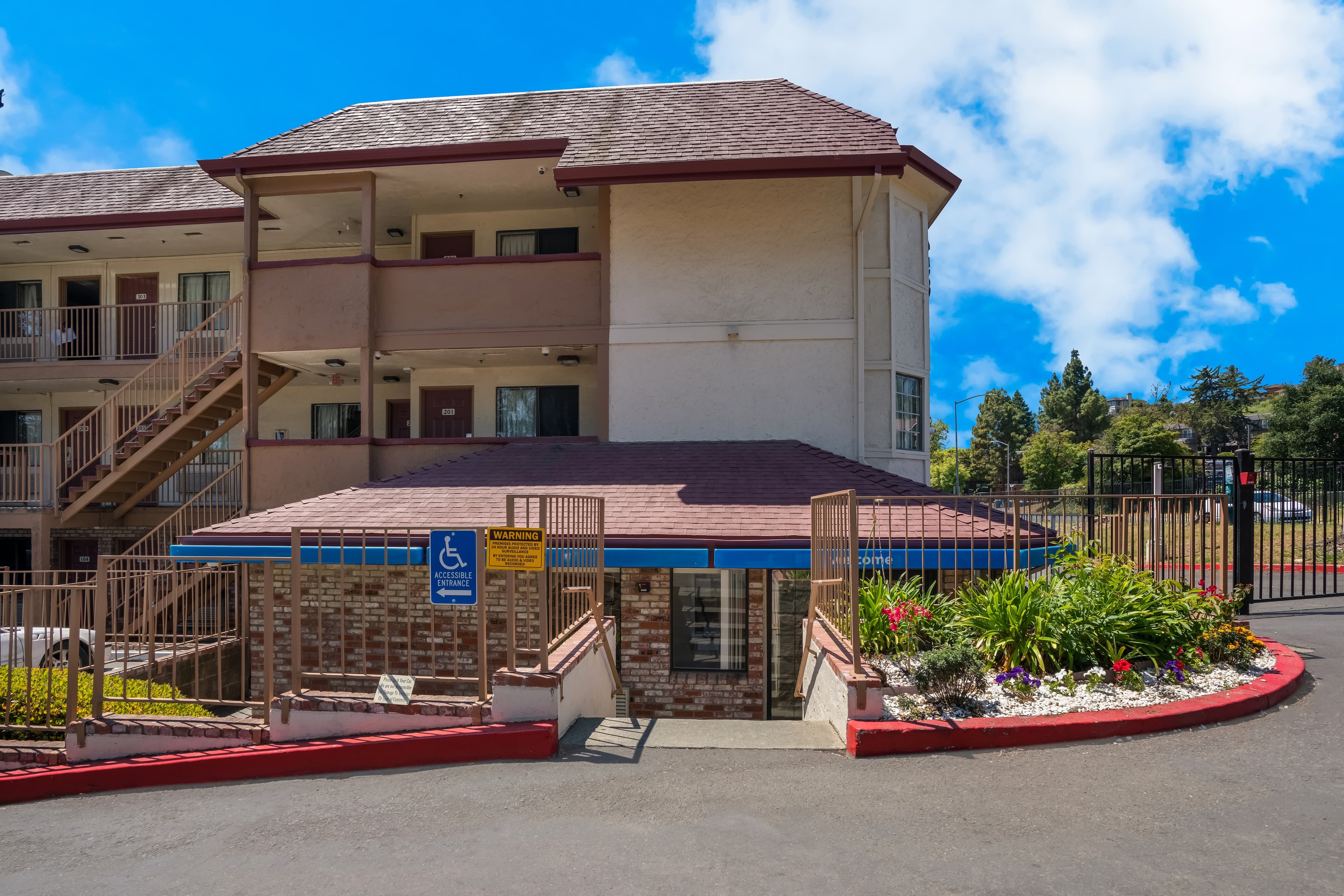 Econo Lodge Vallejo Fairgrounds - Image 1