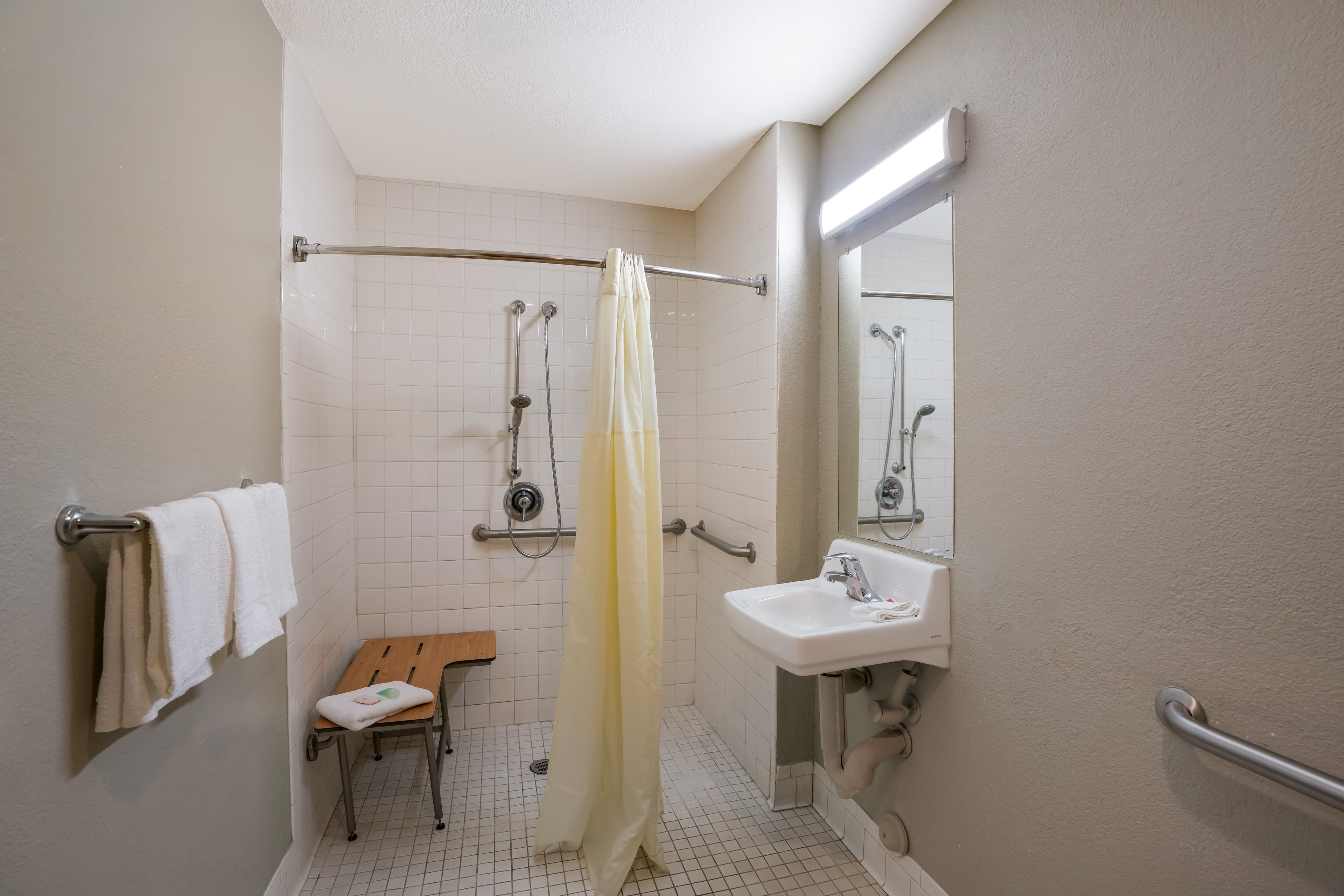 Econo Lodge Vallejo Fairgrounds — 26