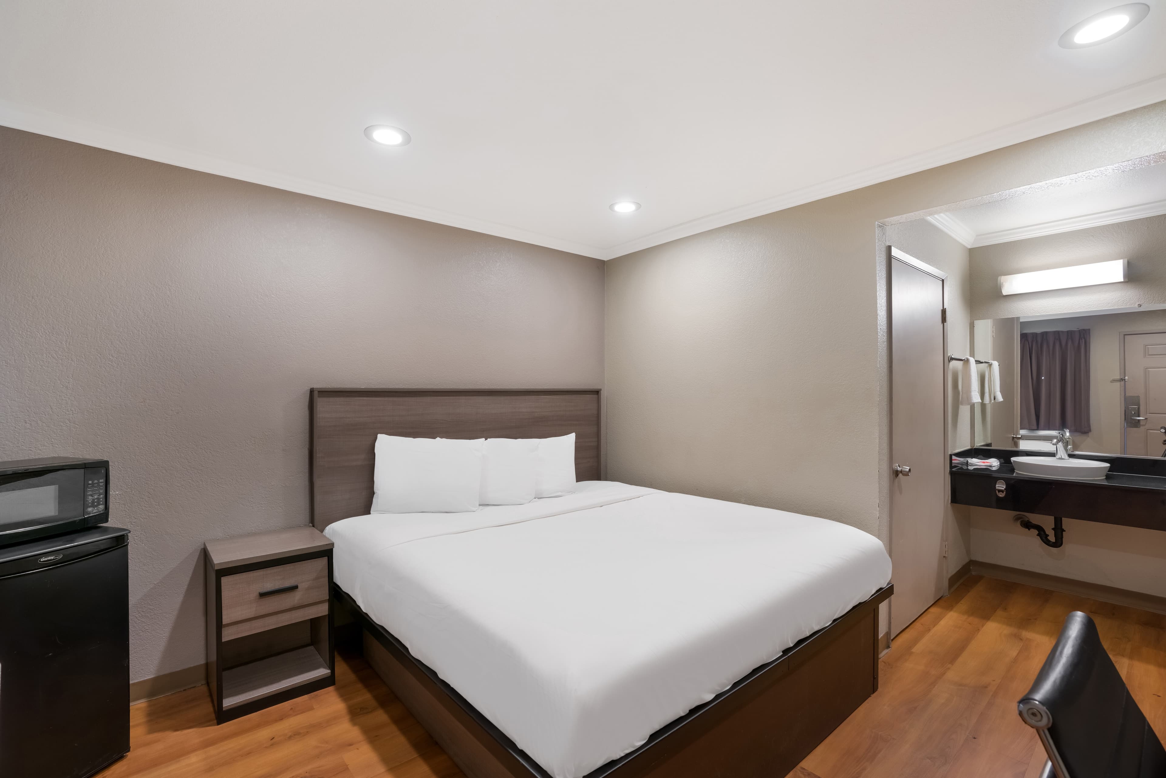 Econo Lodge Vallejo Fairgrounds — 6