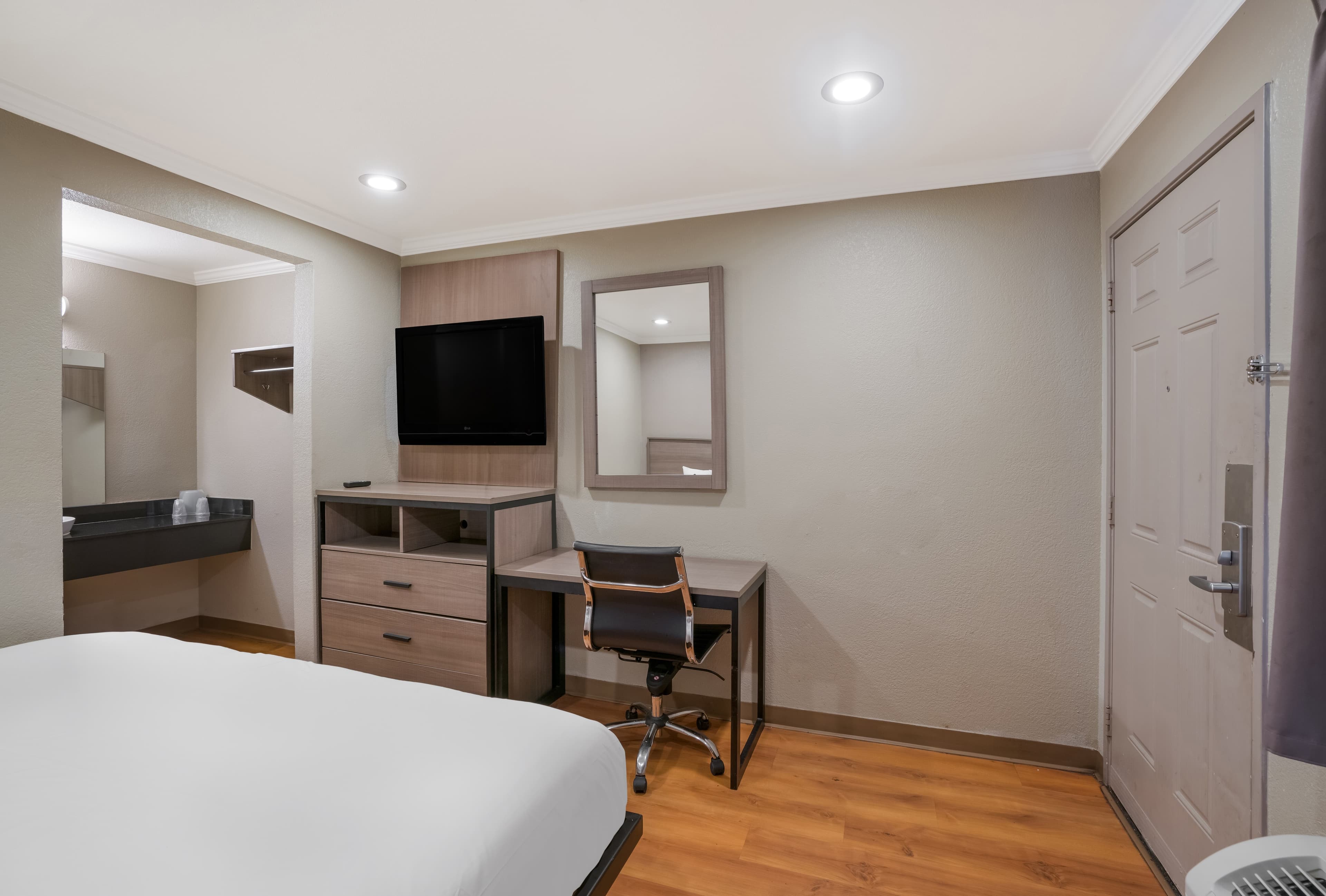 Econo Lodge Vallejo Fairgrounds — 7