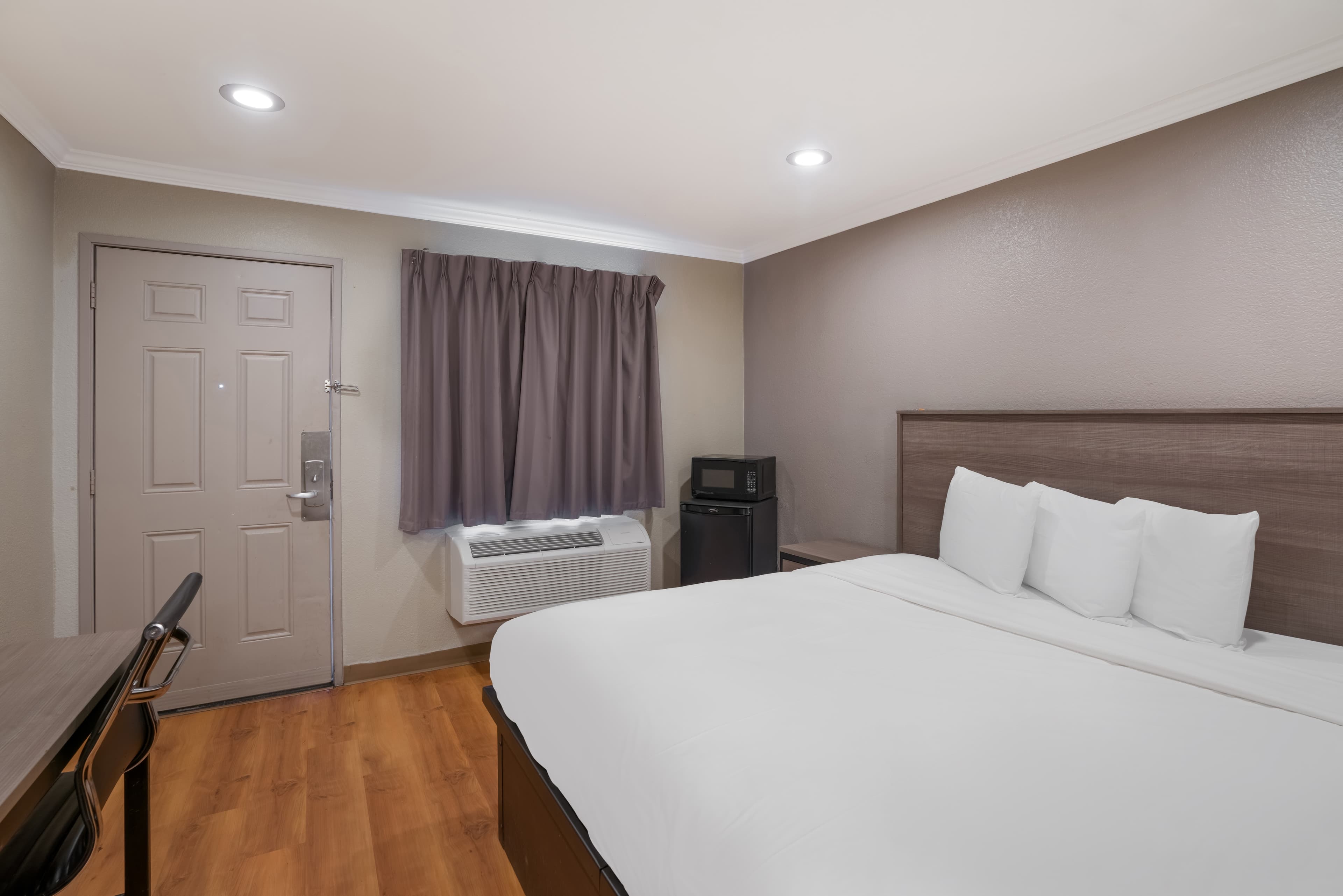 Econo Lodge Vallejo Fairgrounds — 8