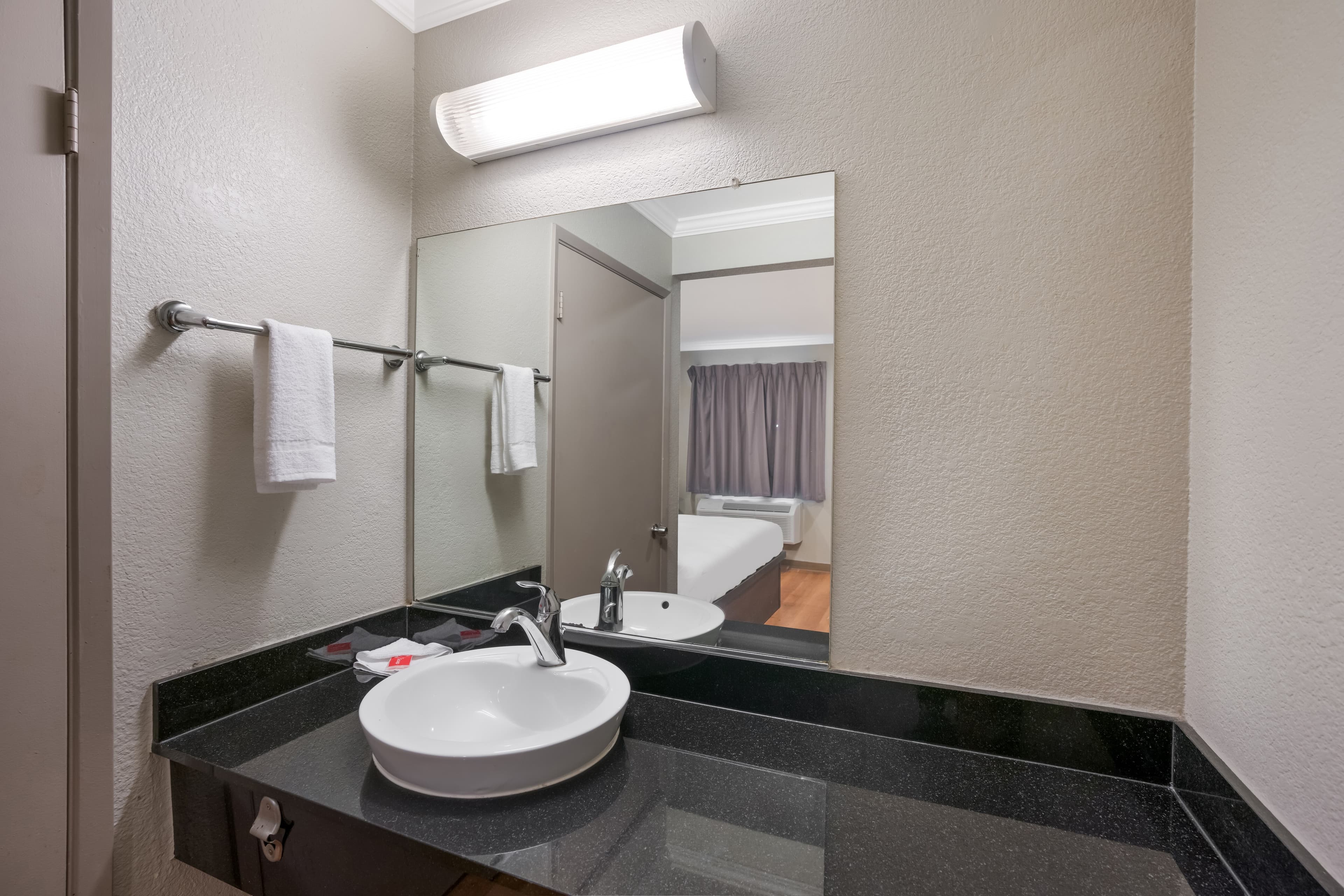 Econo Lodge Vallejo Fairgrounds — 9