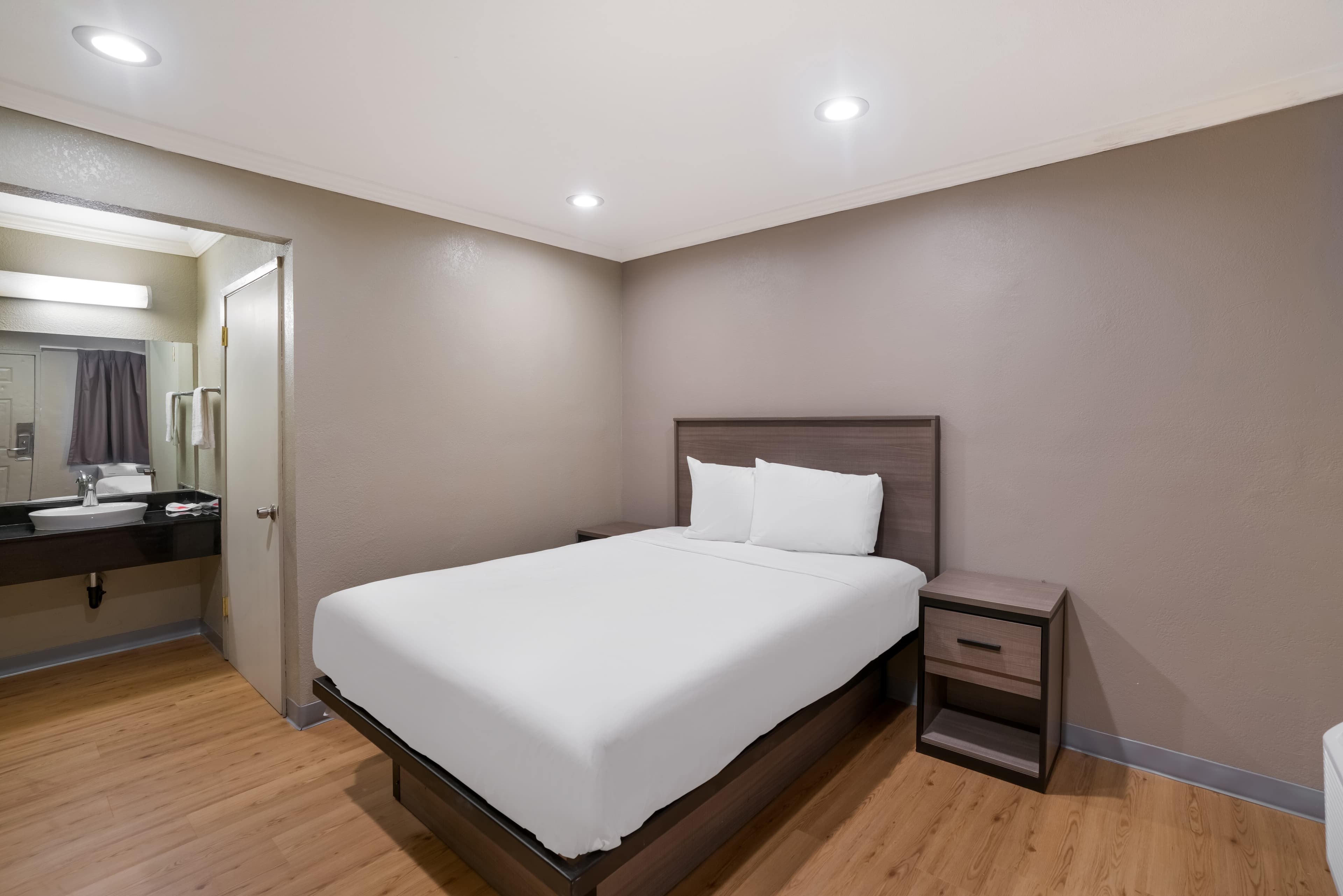 Econo Lodge Vallejo Fairgrounds — 18