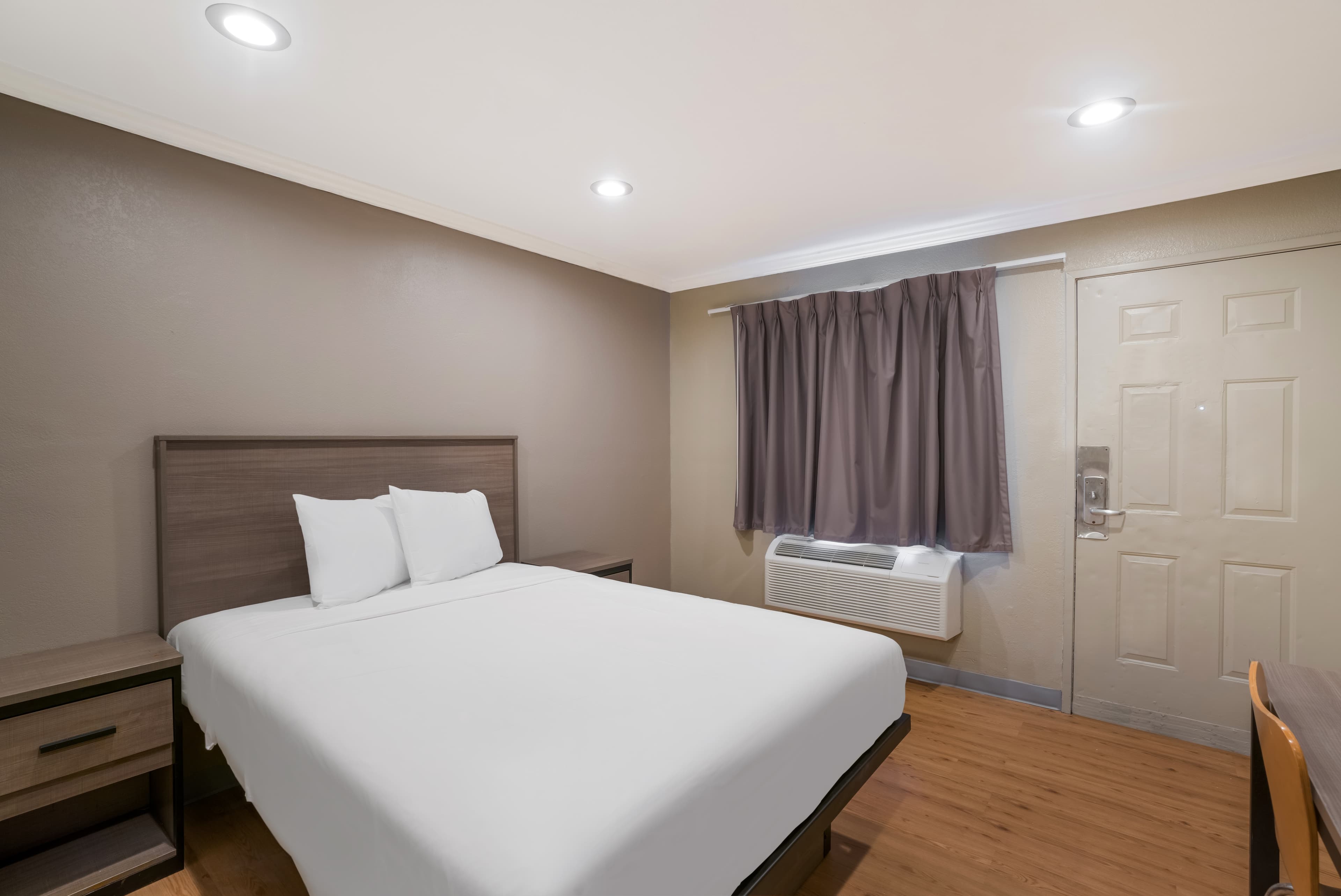 Econo Lodge Vallejo Fairgrounds — 20