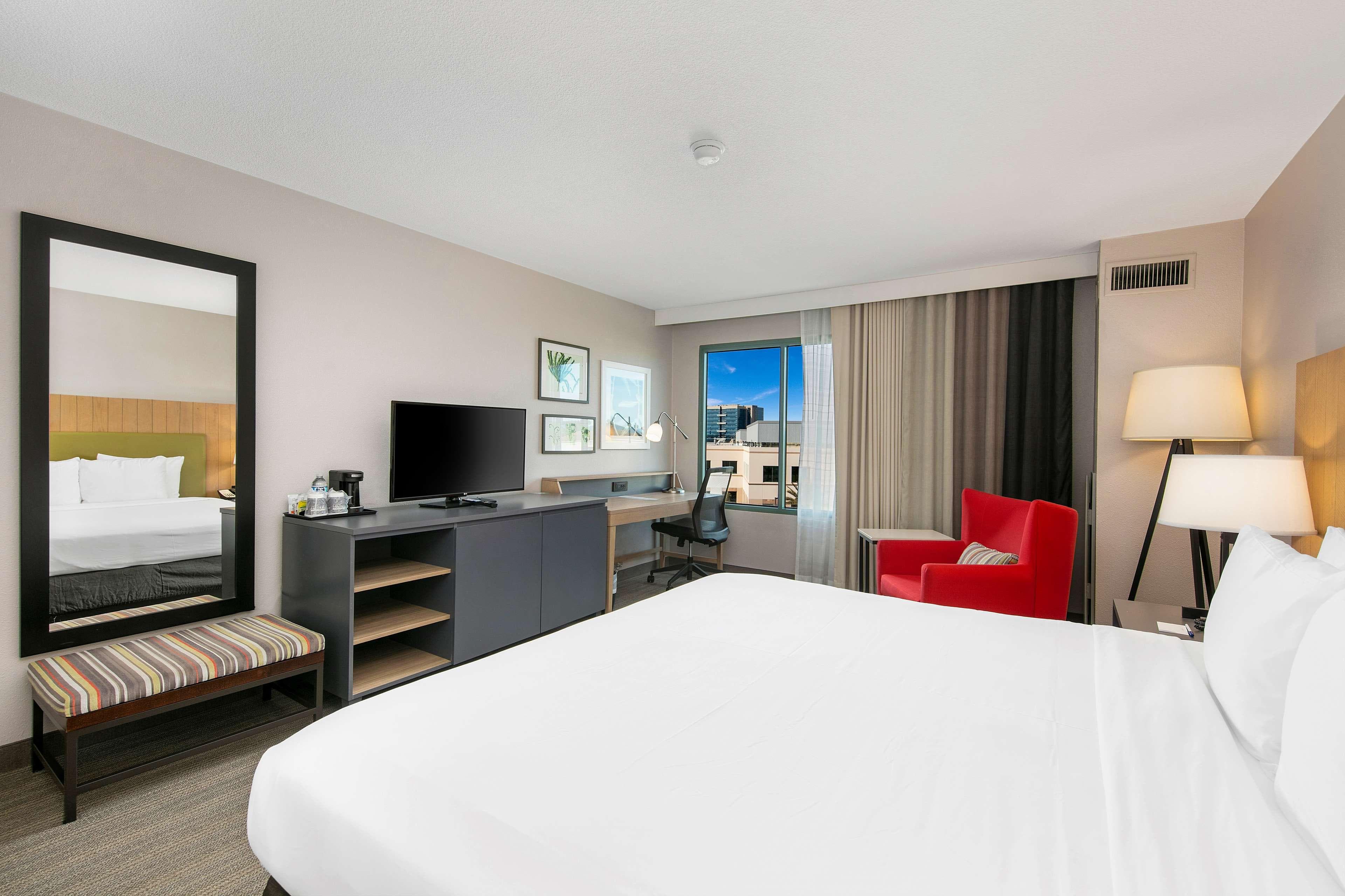 Country Inn & Suites by Radisson, San Diego North, CA - Image 2