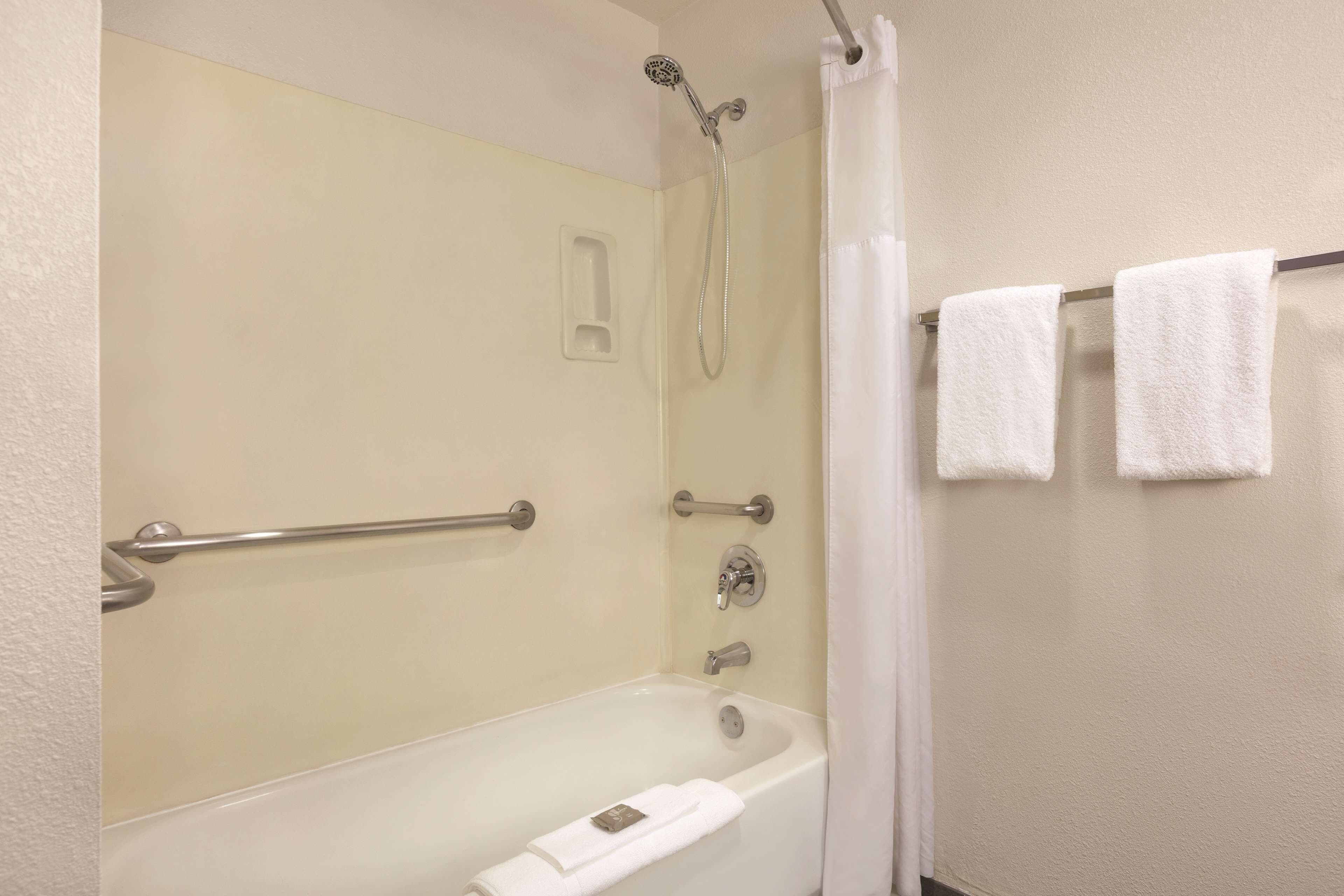 Country Inn & Suites by Radisson, Fresno North, CA - Image 4