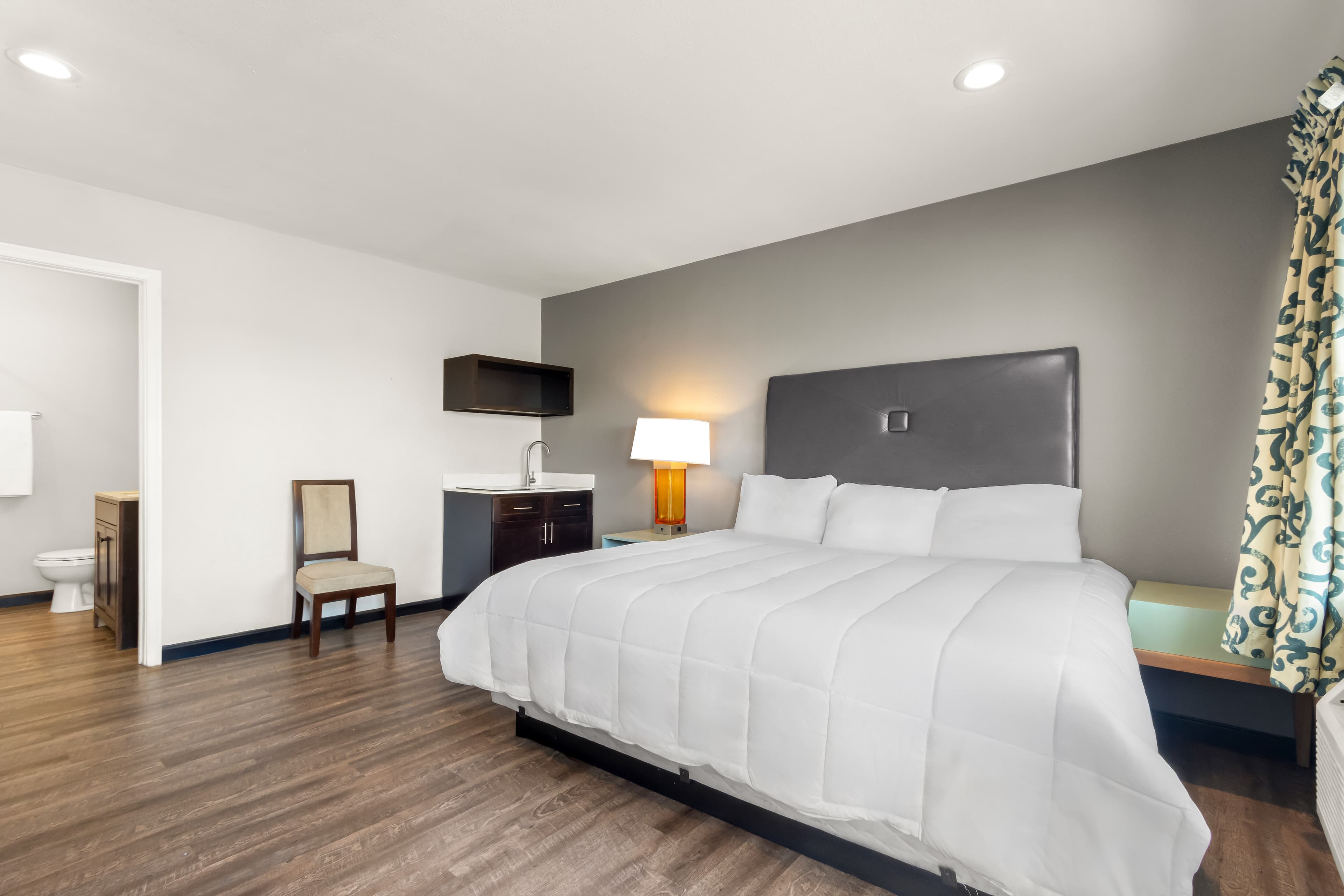 Suburban Studios Ridgecrest near China Lake Naval Station - Image 1