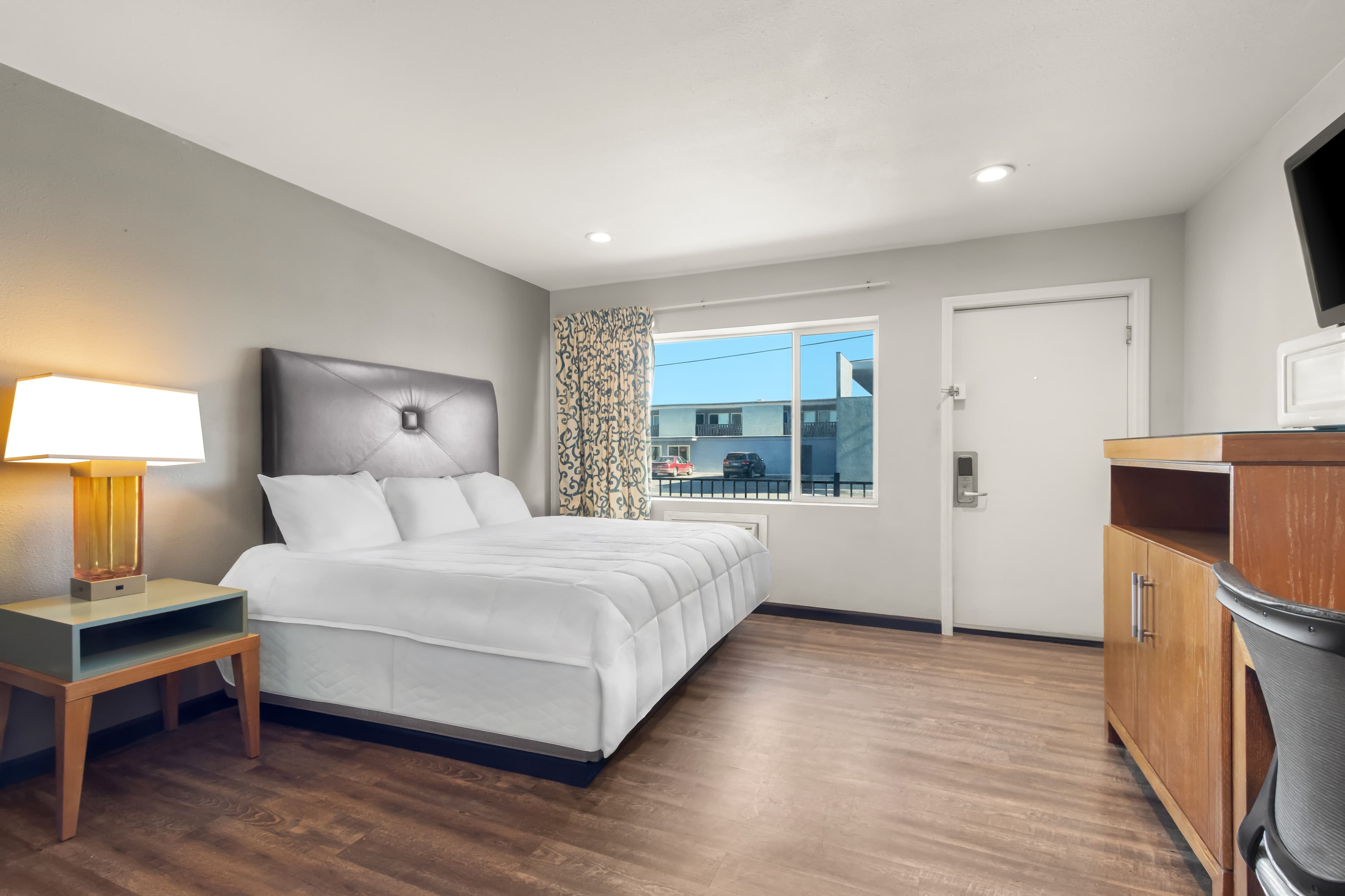 Suburban Studios Ridgecrest near China Lake Naval Station - Image 4