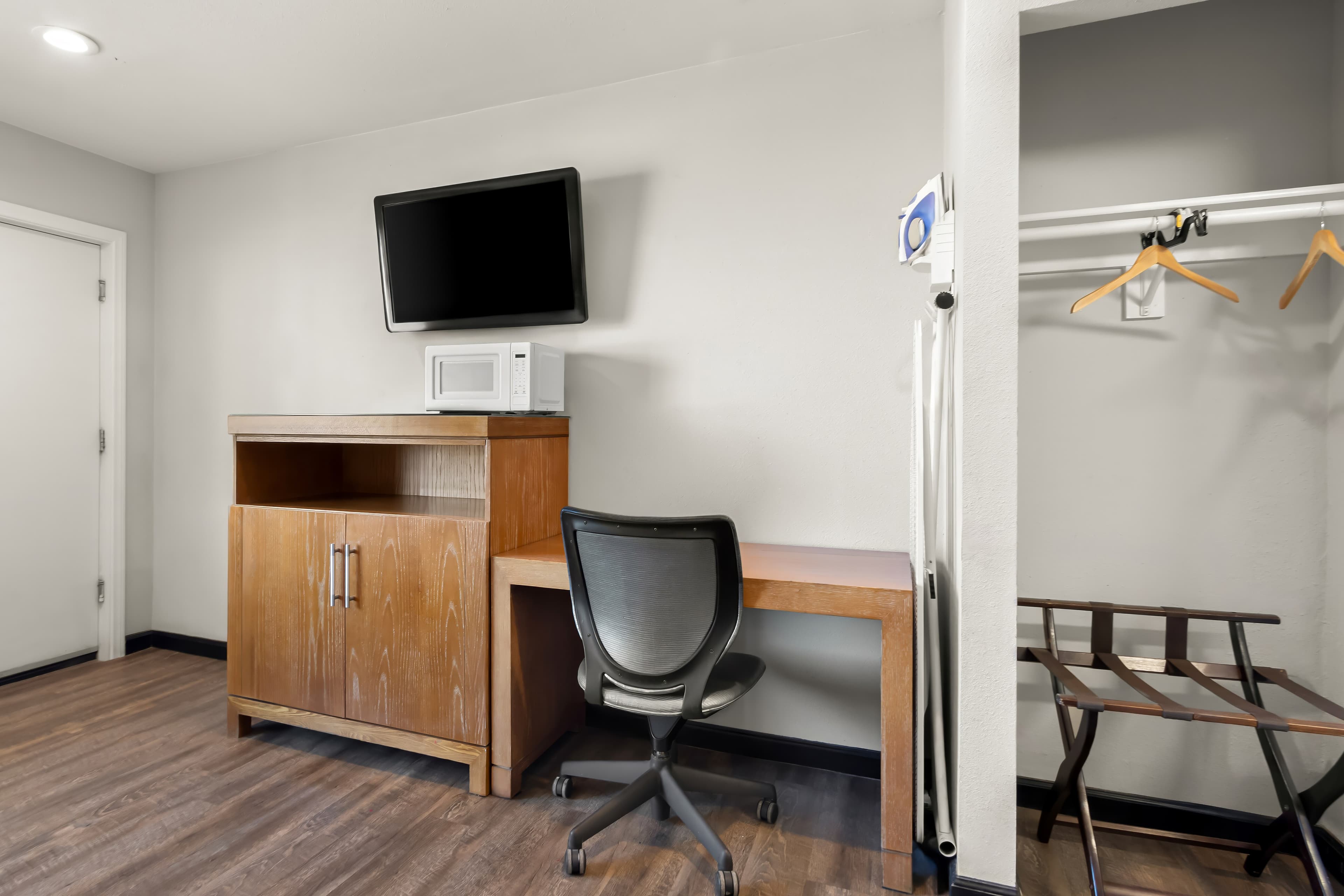 Suburban Studios Ridgecrest near China Lake Naval Station — 6
