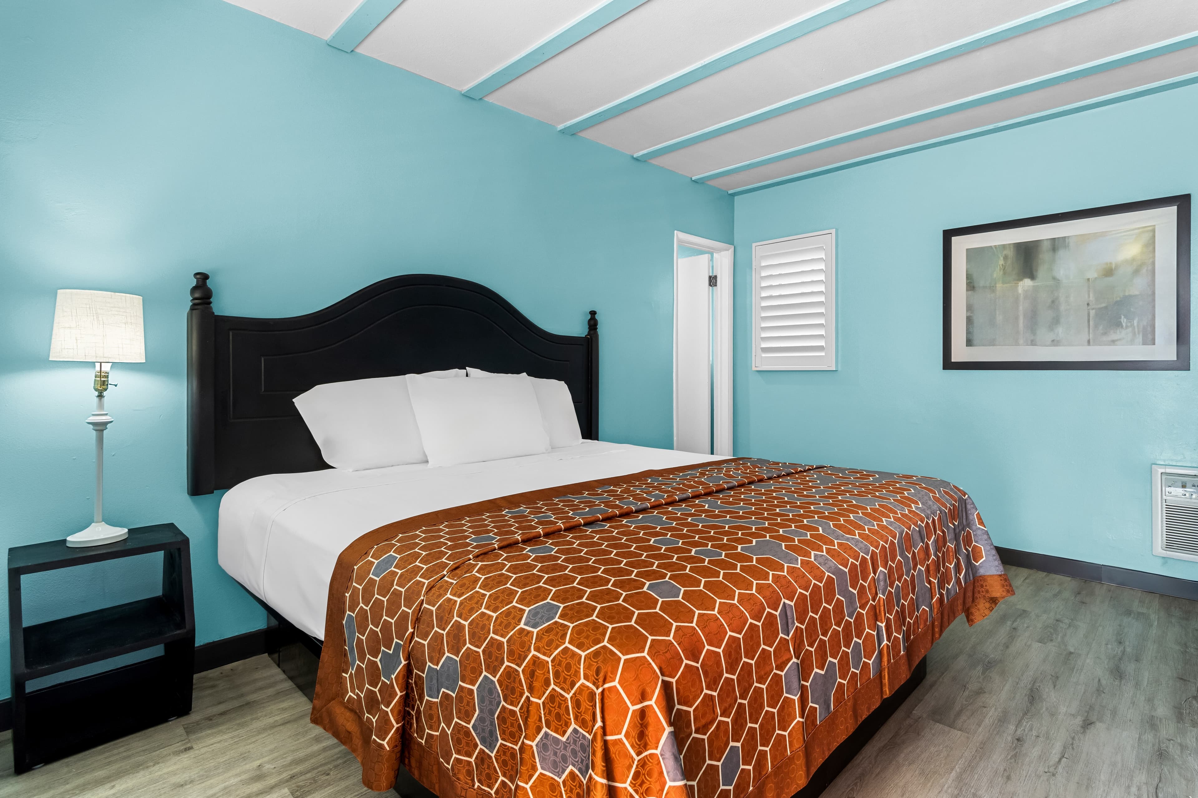 Rodeway Inn & Suites North Hollywood Burbank Airport - Universal Area - Image 1