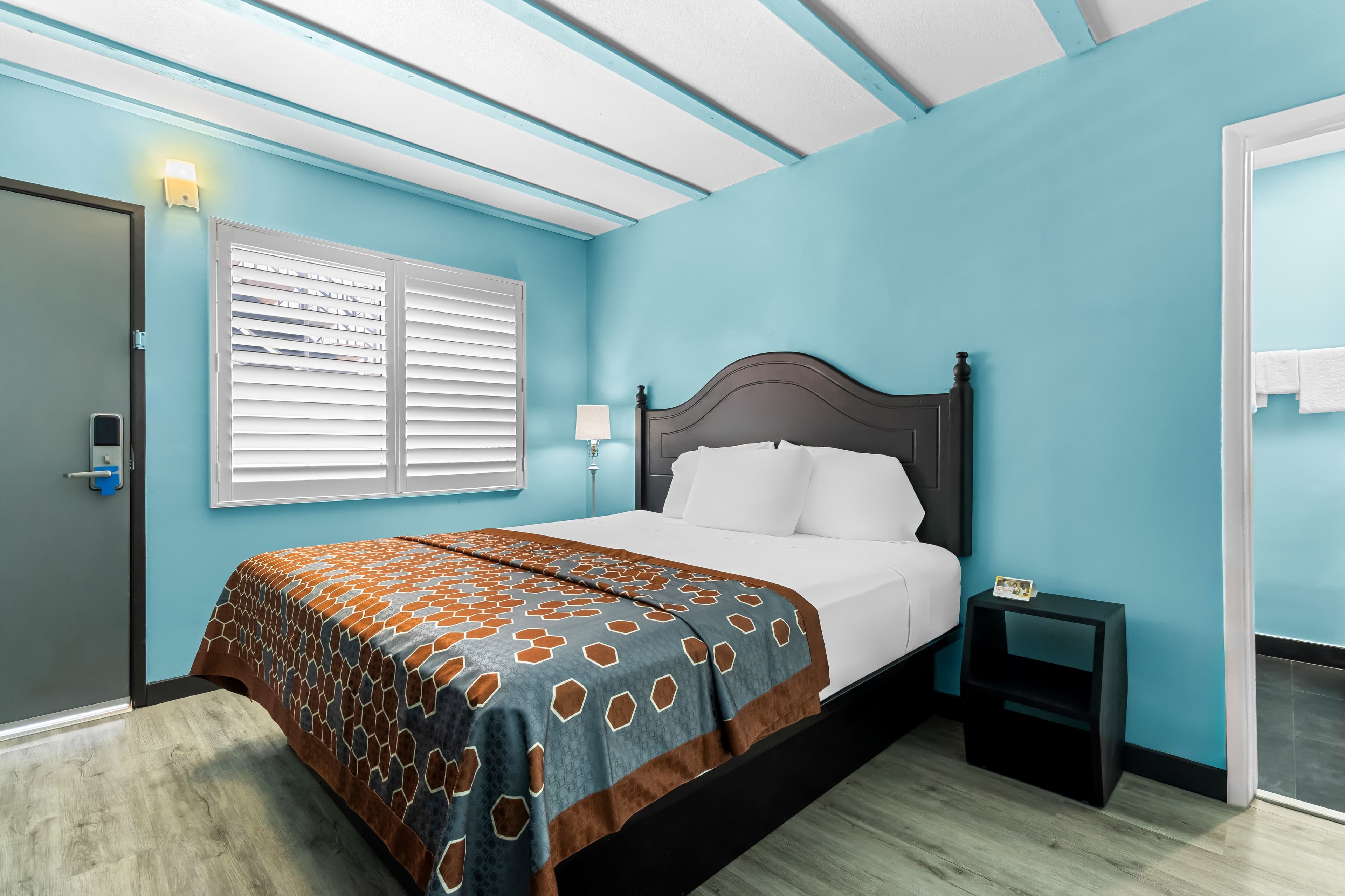 Rodeway Inn & Suites North Hollywood Burbank Airport - Universal Area - Image 3