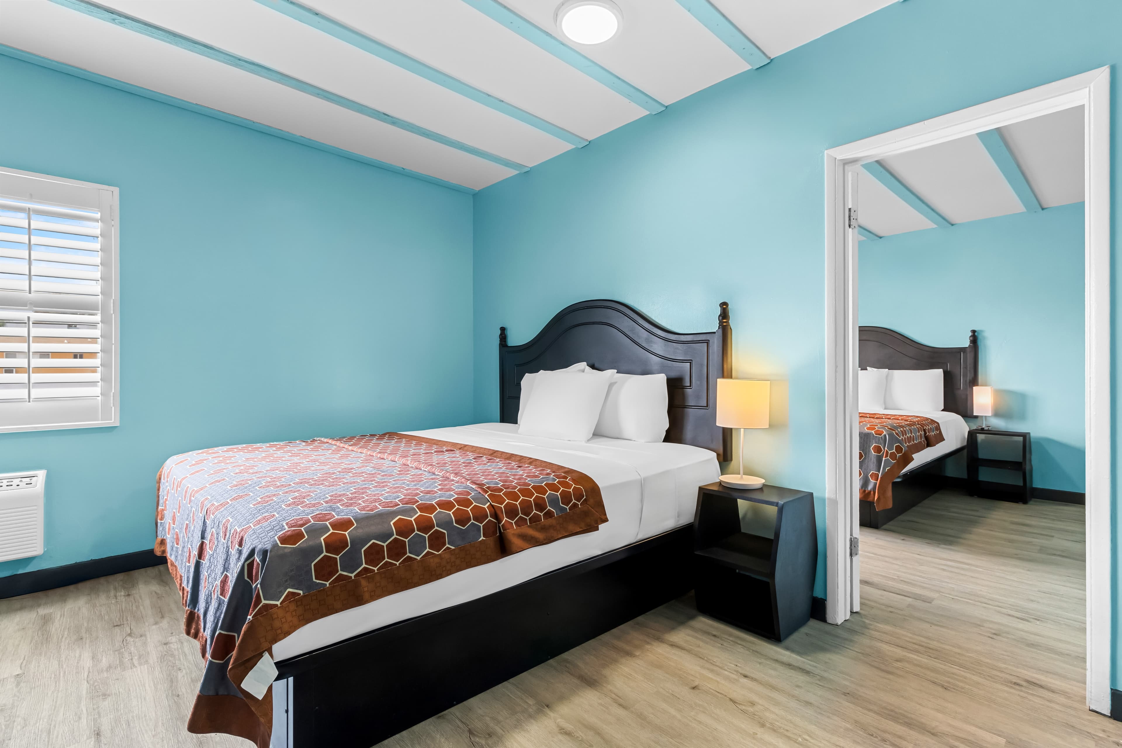 Rodeway Inn & Suites North Hollywood Burbank Airport - Universal Area — 11