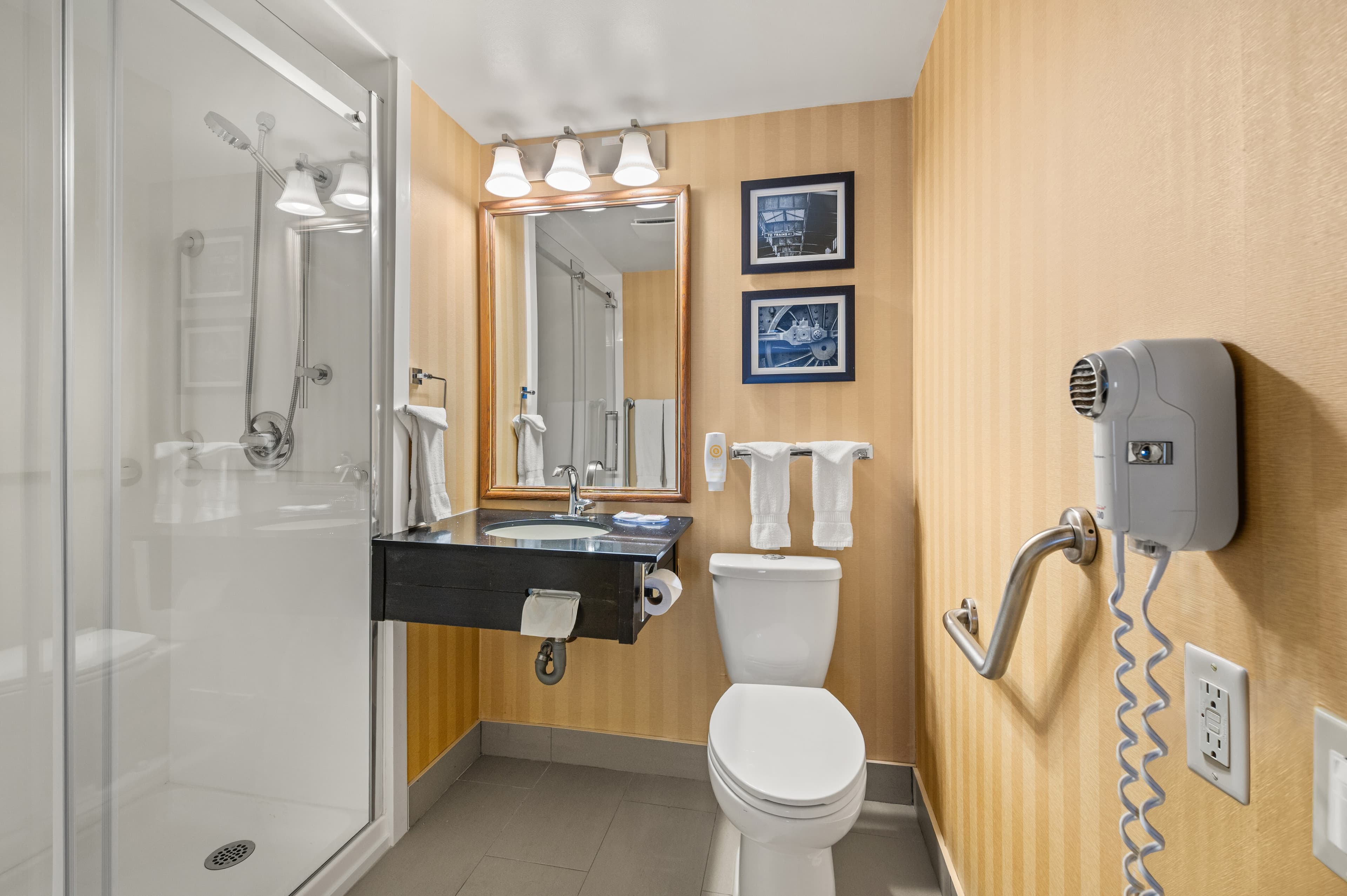Comfort Inn - Image 4