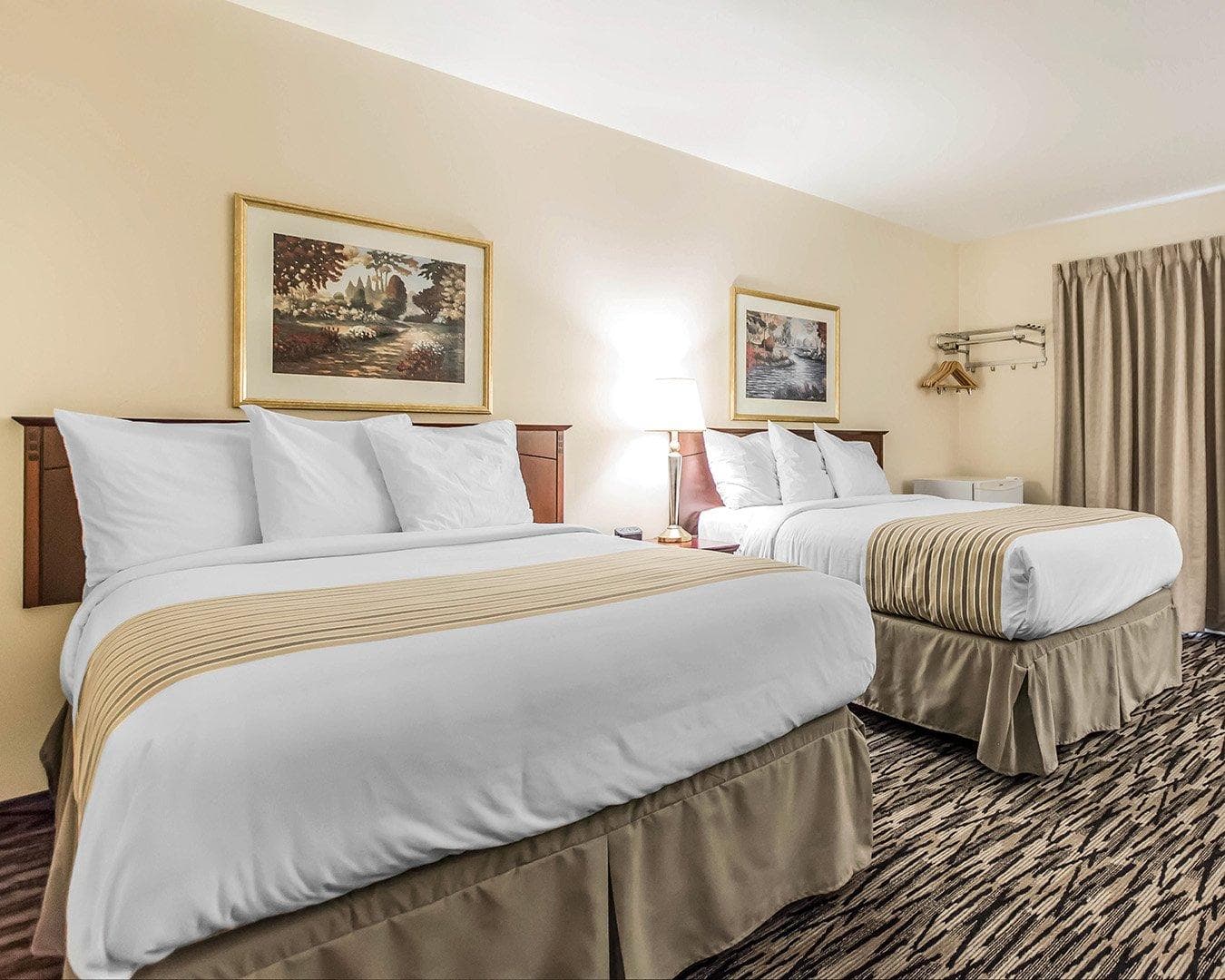 Econo Lodge - Image 4