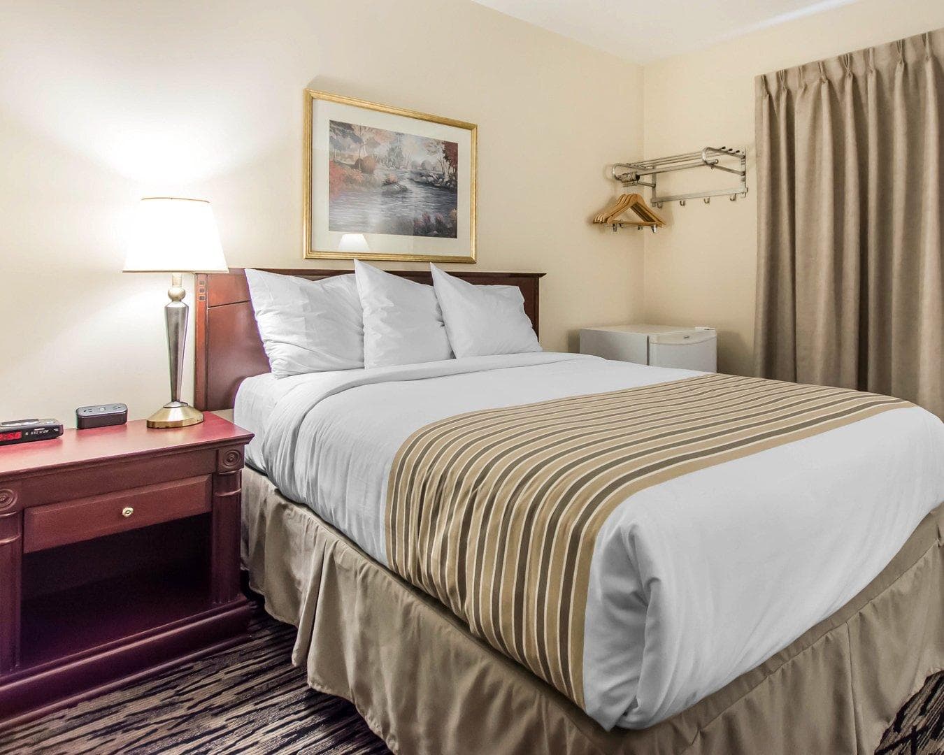 Econo Lodge - Image 2