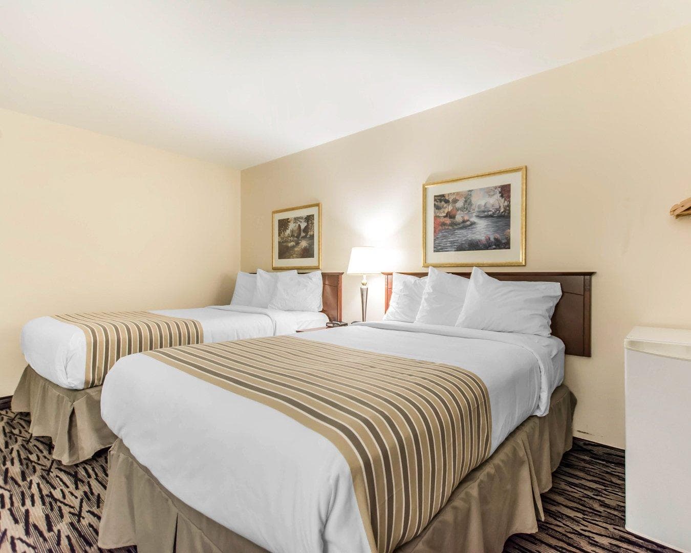 Econo Lodge - Image 5