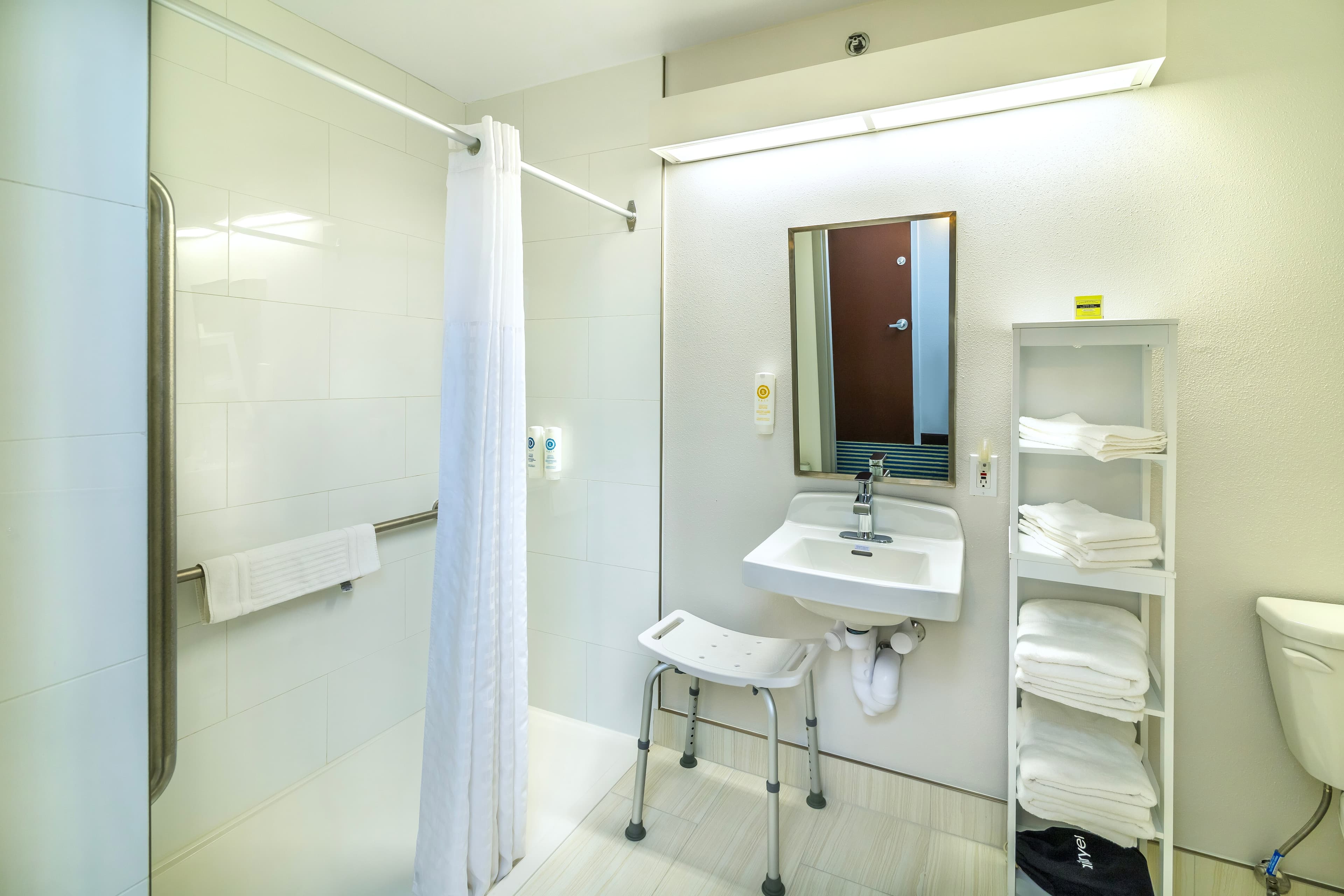 Comfort Inn & Suites - Image 4