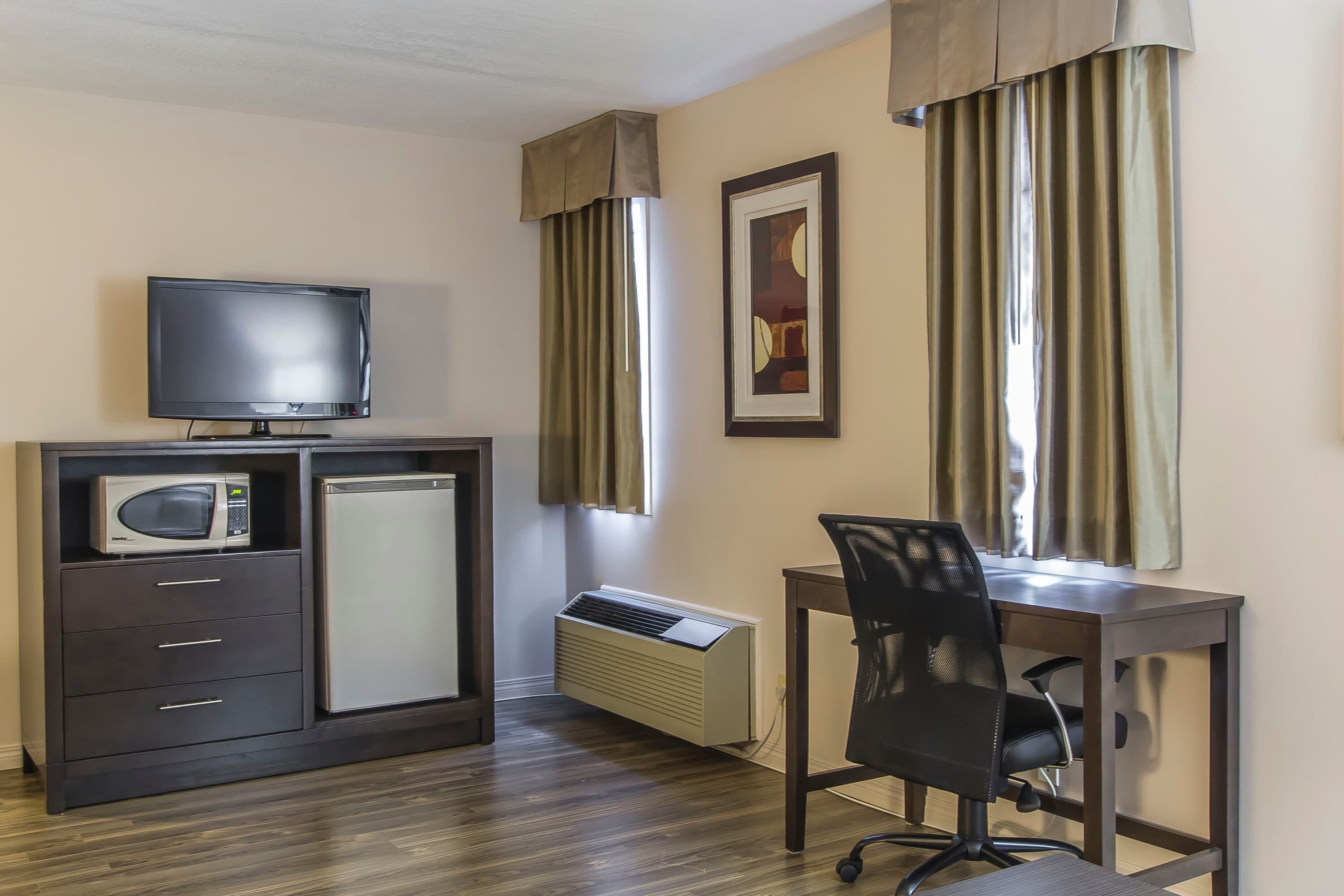 Econo Lodge Inn & Suites — 20