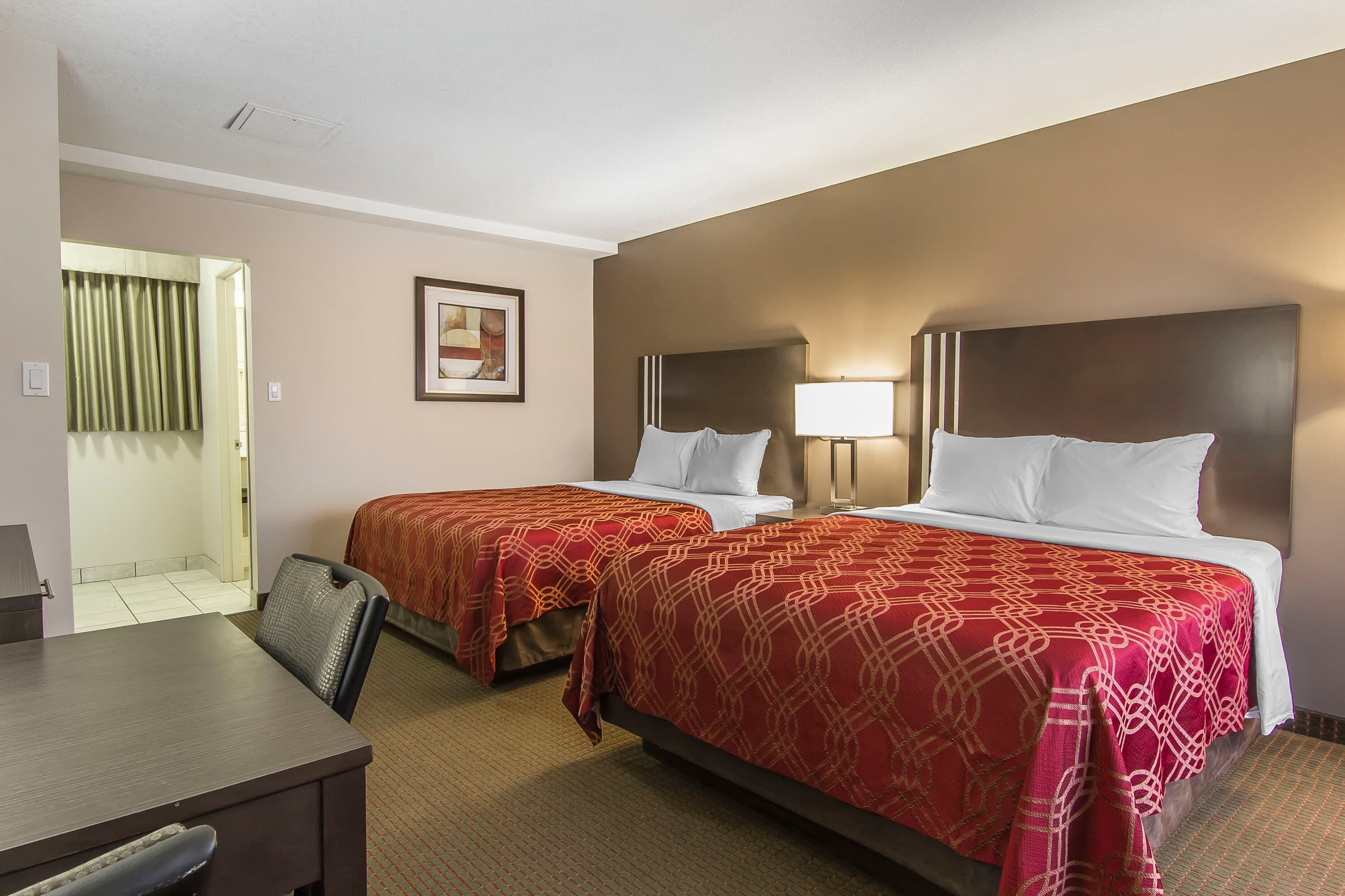 Econo Lodge Inn & Suites - Image 4