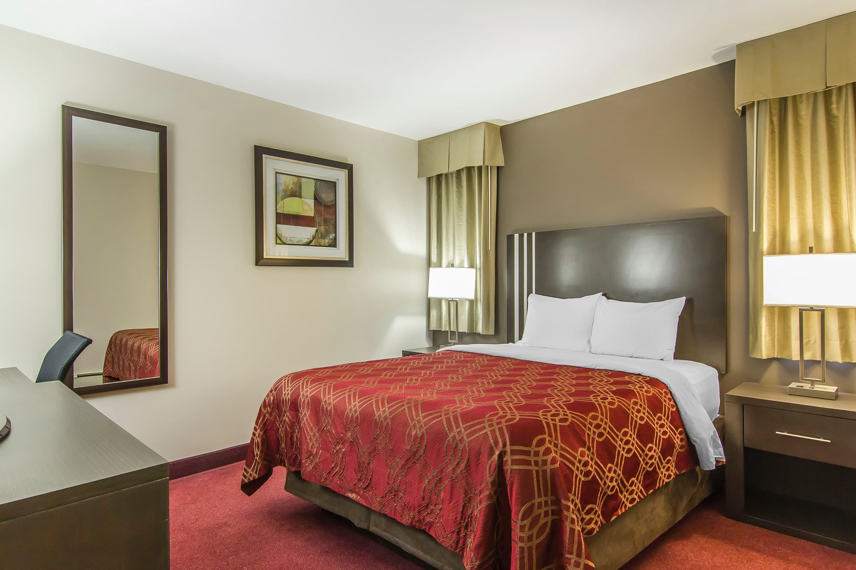 Econo Lodge Inn & Suites - Image 5
