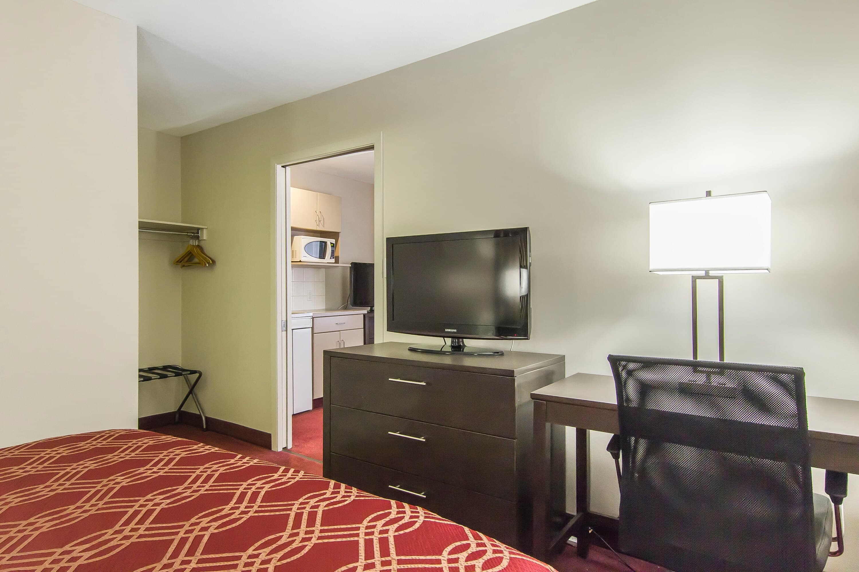 Econo Lodge Inn & Suites — 6