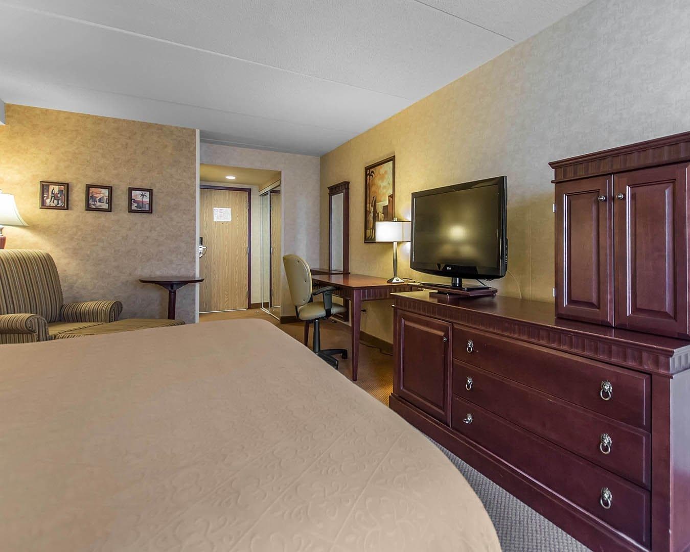 Quality Inn & Suites Bay Front - Image 4