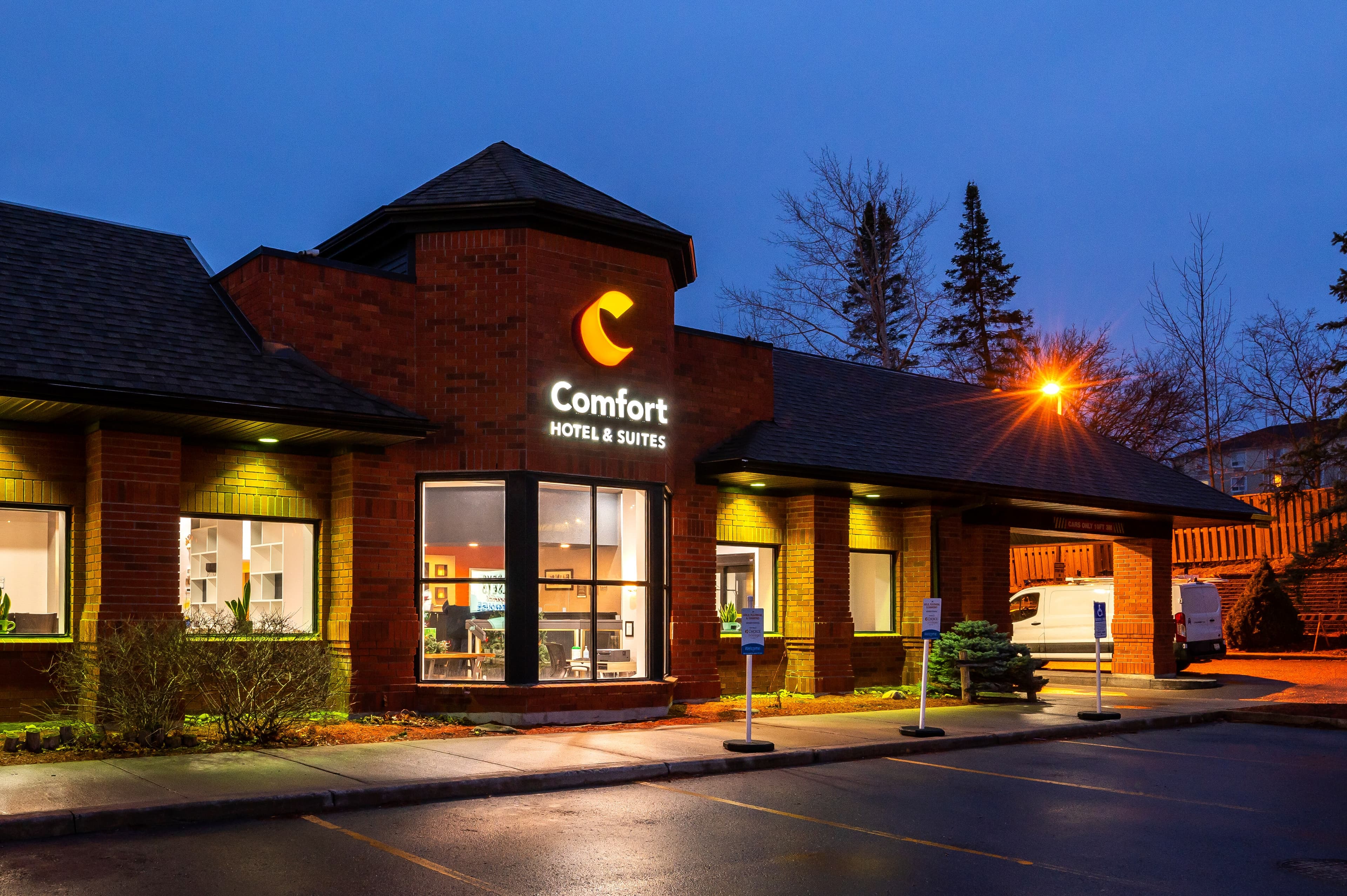 Comfort Hotel & Suites - Image 1